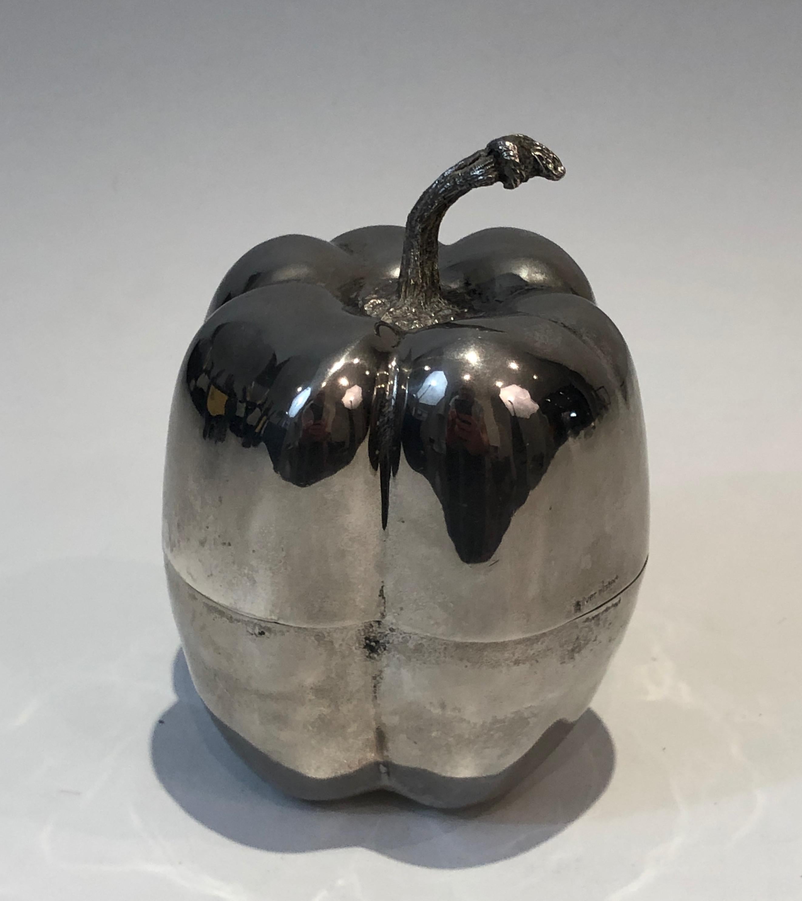 This very nice bell pepper ice bucket is made of silver plated. This is a French work (engraved silver plated), circa 1970.