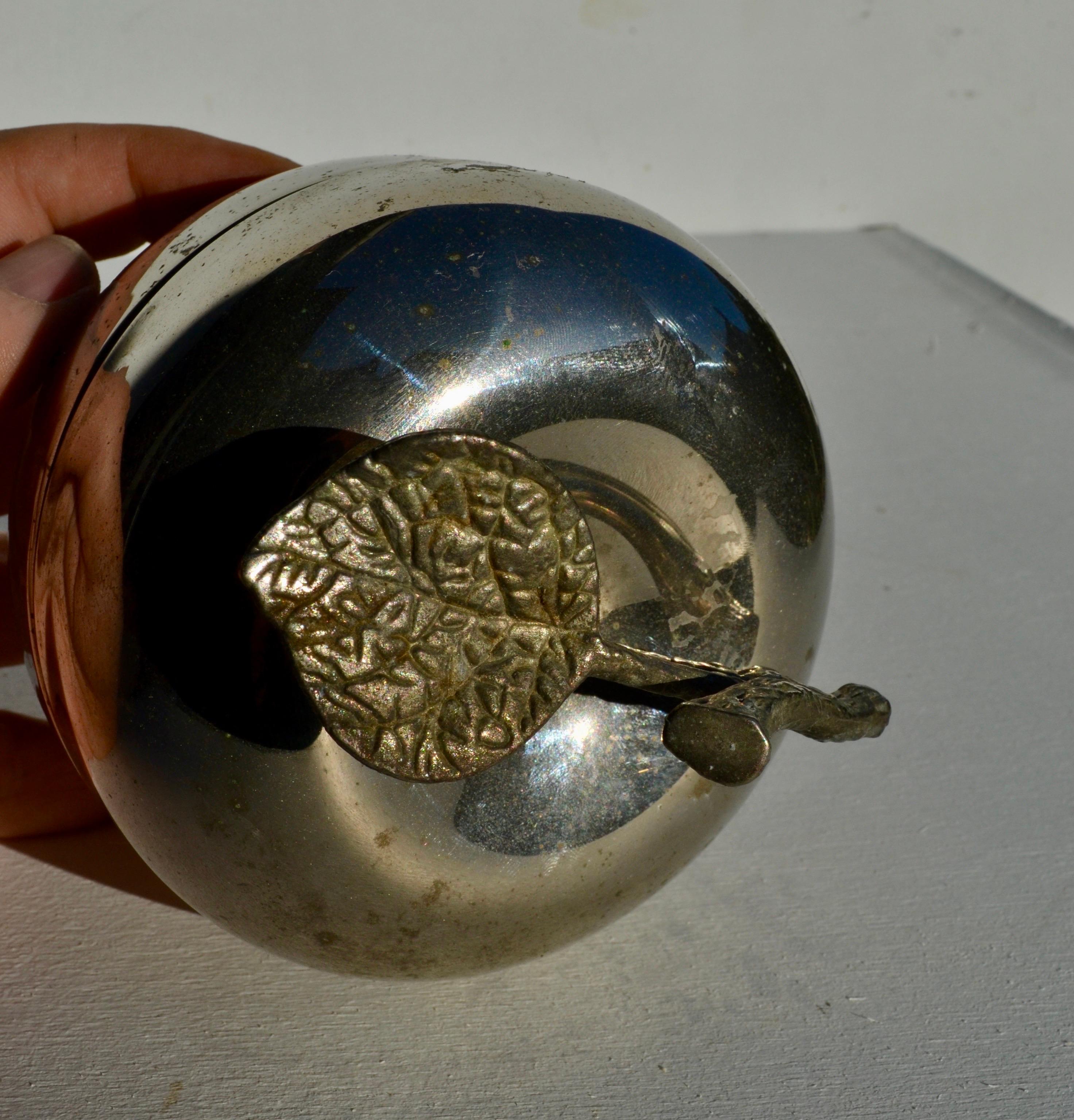 Mid-Century moderno Scatola a forma di mela placcata in argento con patina superba, Francia, circa 1970 in vendita
