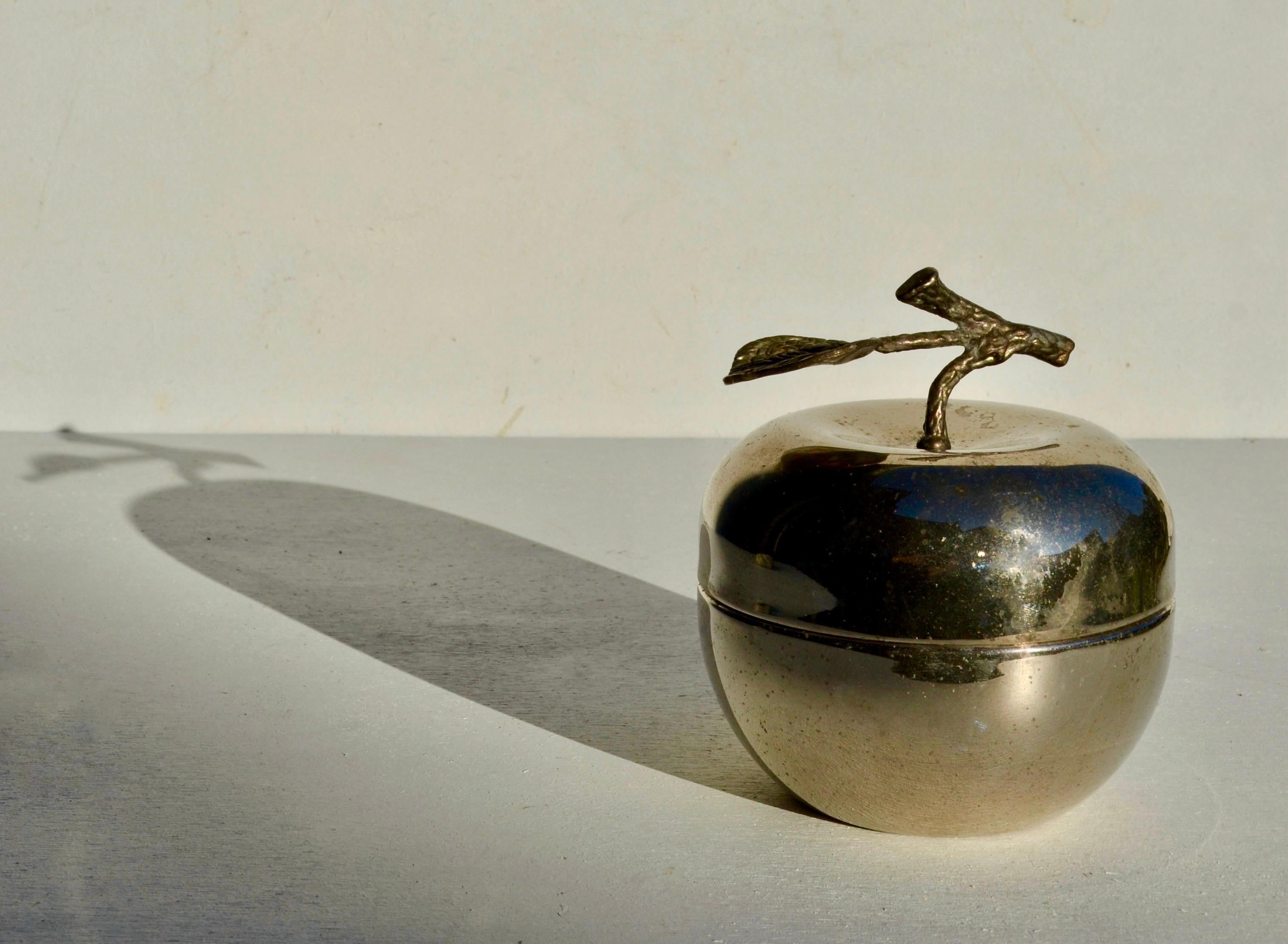 Francese Scatola a forma di mela placcata in argento con patina superba, Francia, circa 1970 in vendita