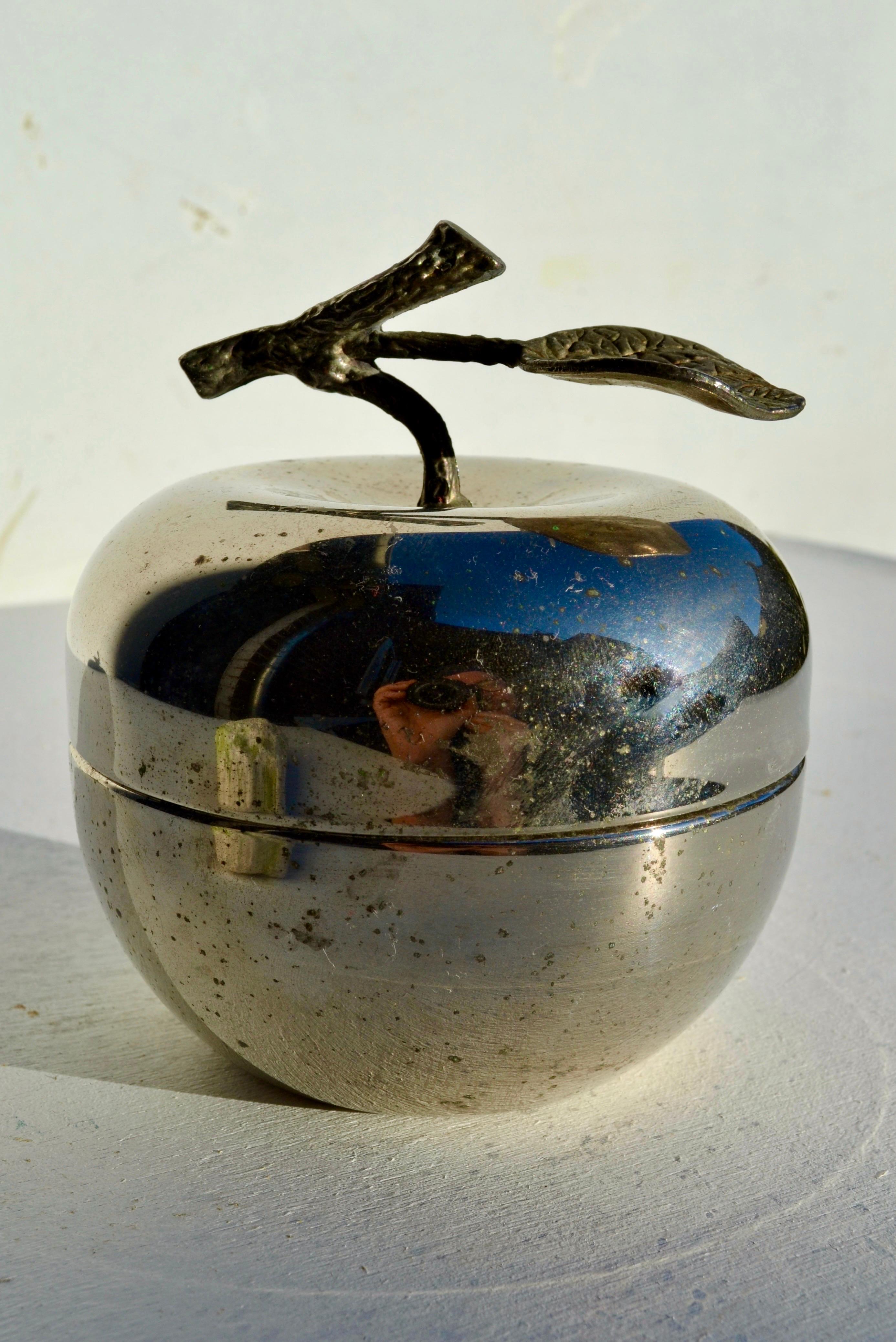 Scatola a forma di mela placcata in argento con patina superba, Francia, circa 1970 In condizioni buone in vendita a SOTTEVILLE-LÈS-ROUEN, FR