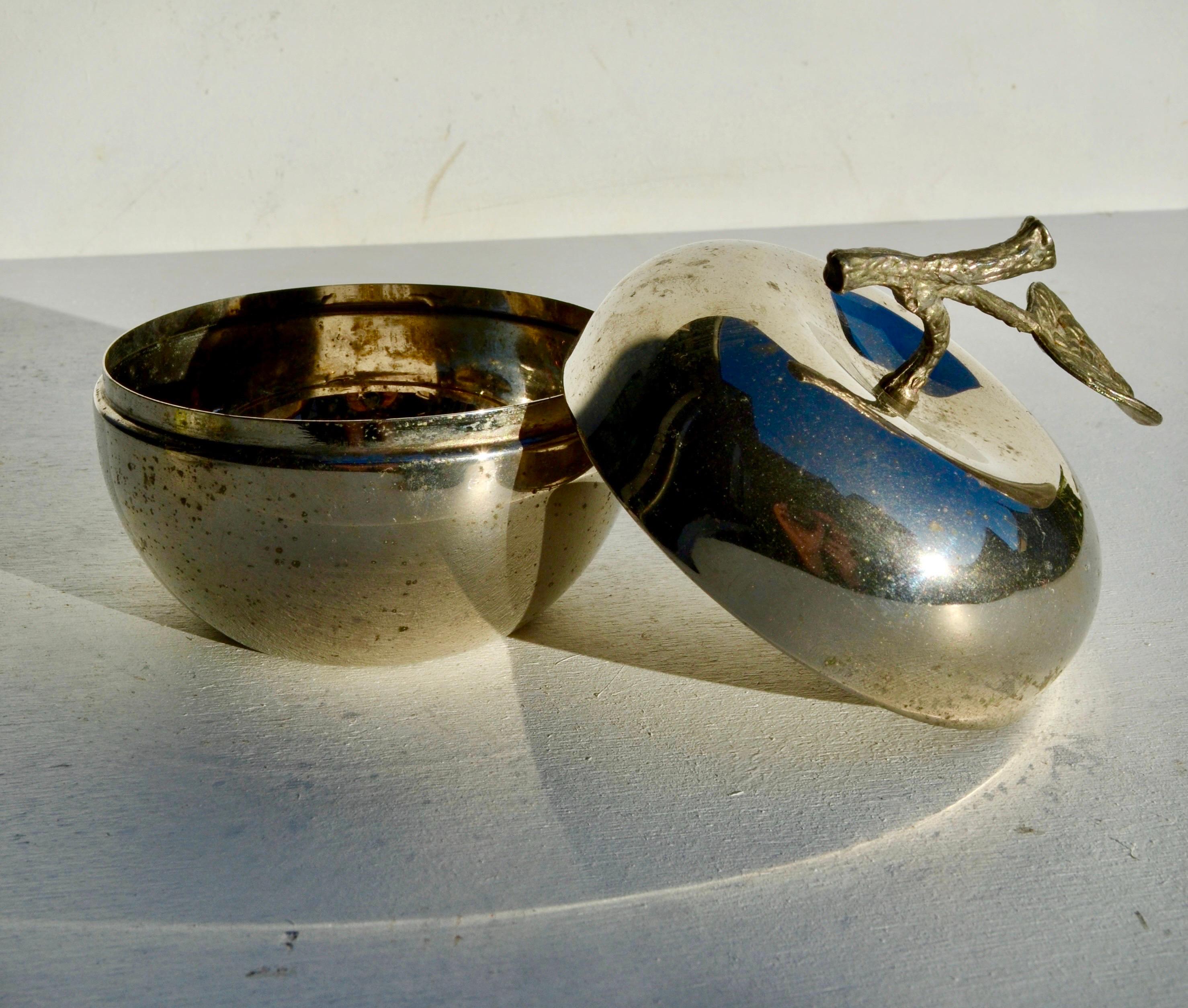 Fine XX secolo Scatola a forma di mela placcata in argento con patina superba, Francia, circa 1970 in vendita