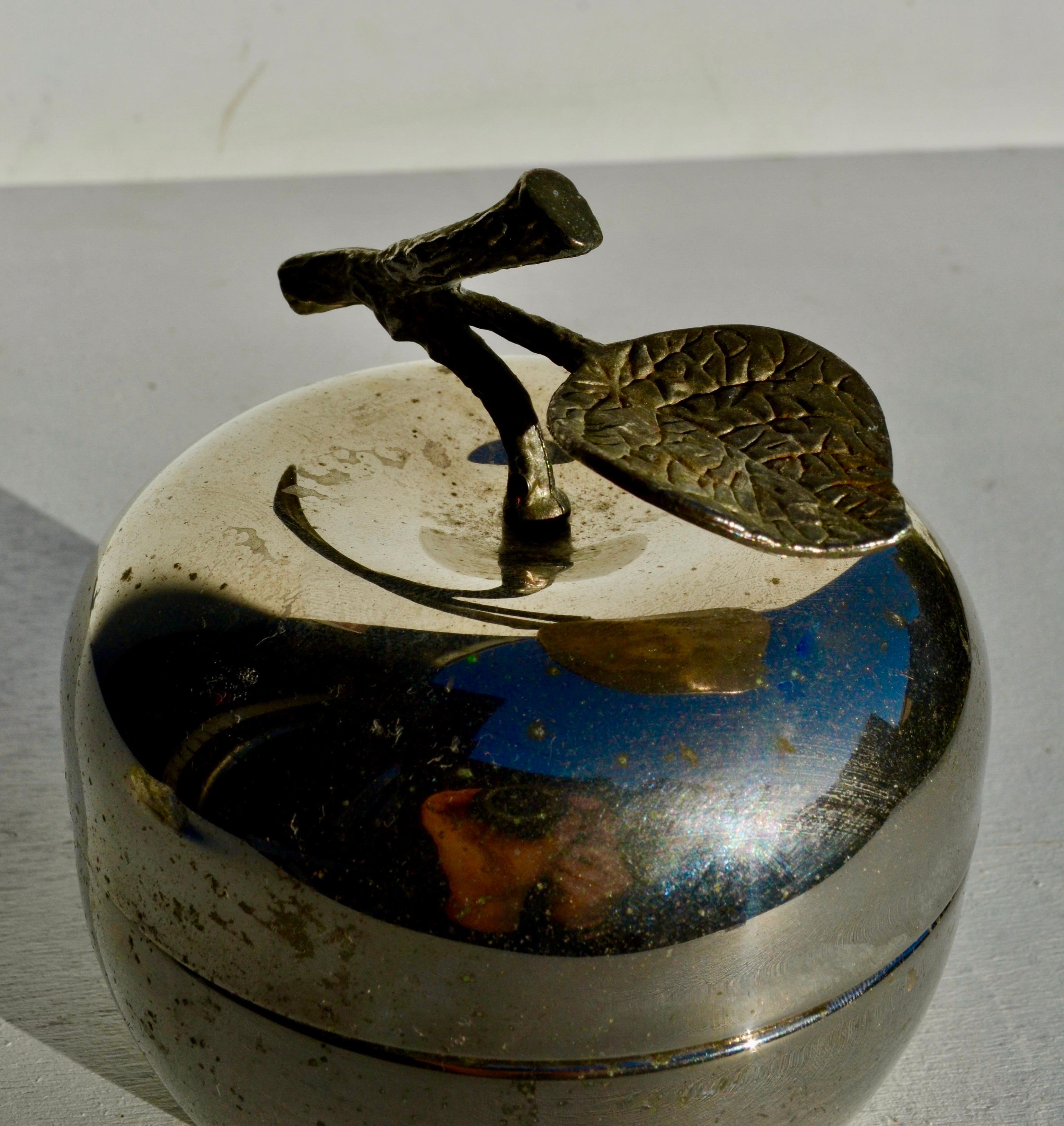 Placcato argento Scatola a forma di mela placcata in argento con patina superba, Francia, circa 1970 in vendita