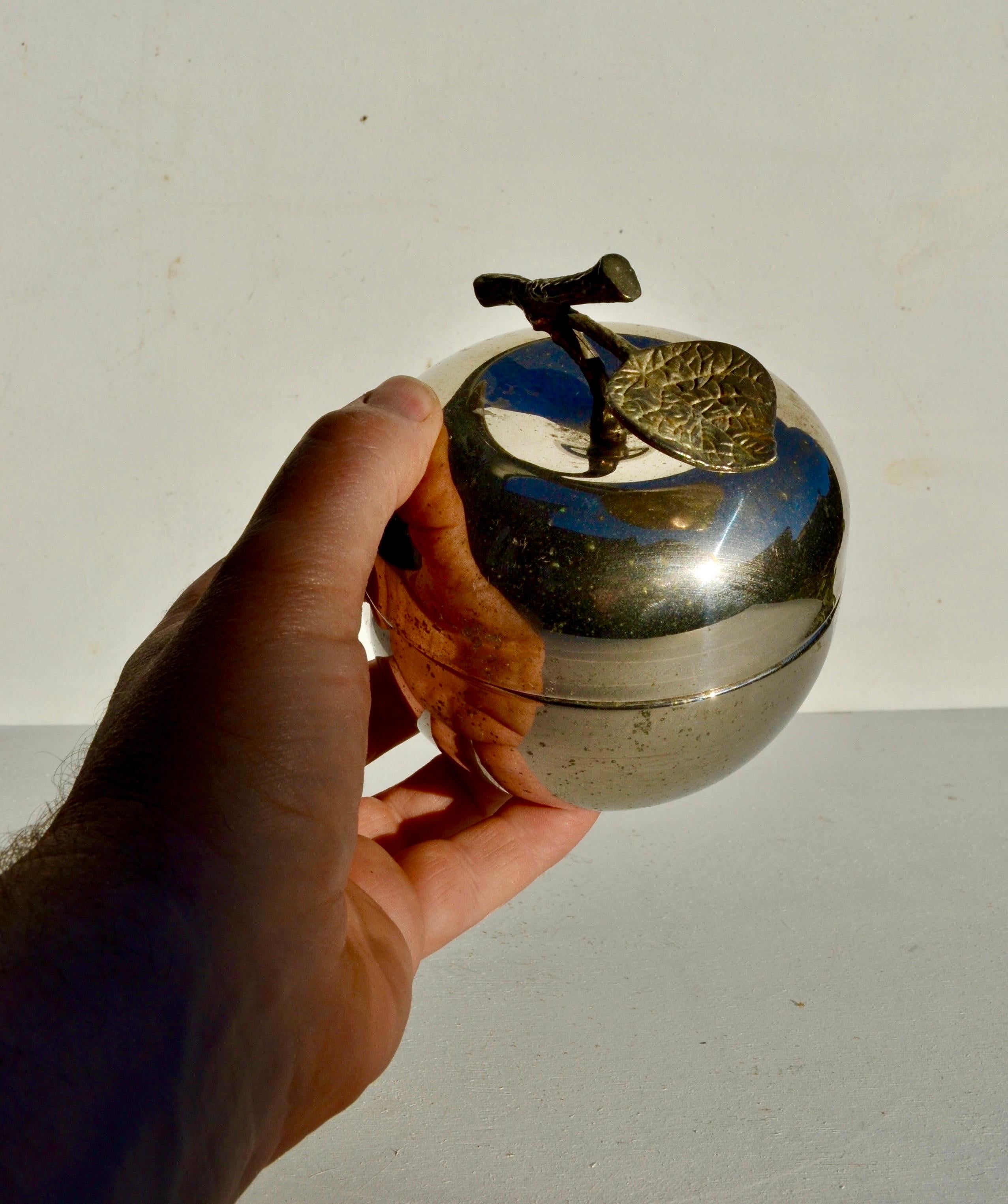 Scatola a forma di mela placcata in argento con patina superba, Francia, circa 1970 in vendita 1