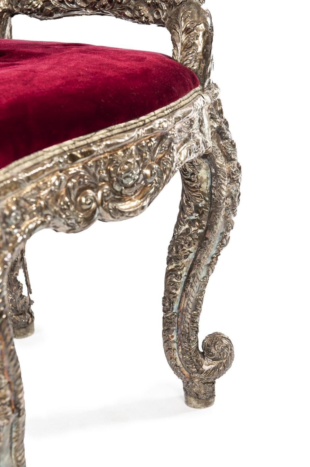 Très rare fauteuil en métal argenté finement travaillé et tapissé de velours rouge. Dimensions : 108 x 68 x 45 cm. Dix-neuvième siècle. Bon état - utilisé avec de petits signes de vieillissement et des imperfections. Des photos et des informations