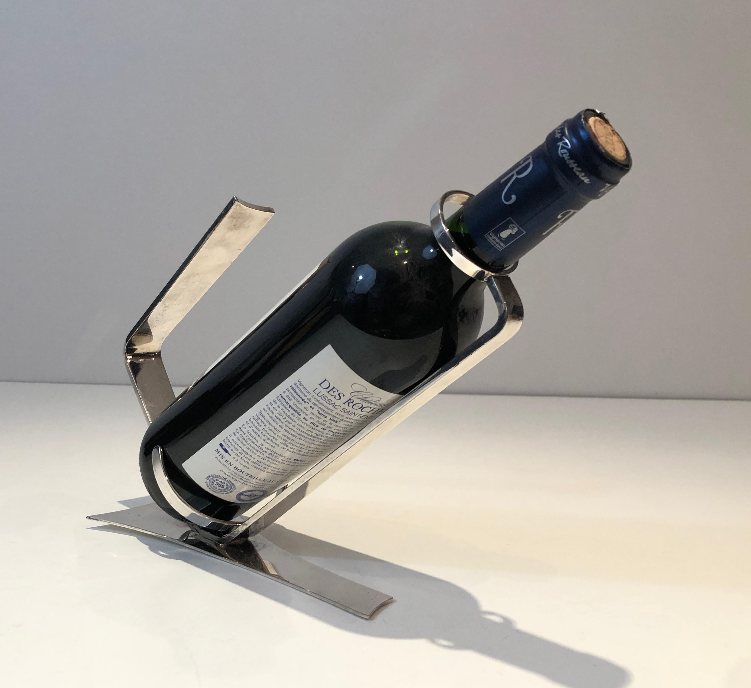 Dieser schöne Art Deco Flaschenhalter ist aus Silberblech gefertigt. Es handelt sich um ein französisches Werk aus der Zeit um 1930.