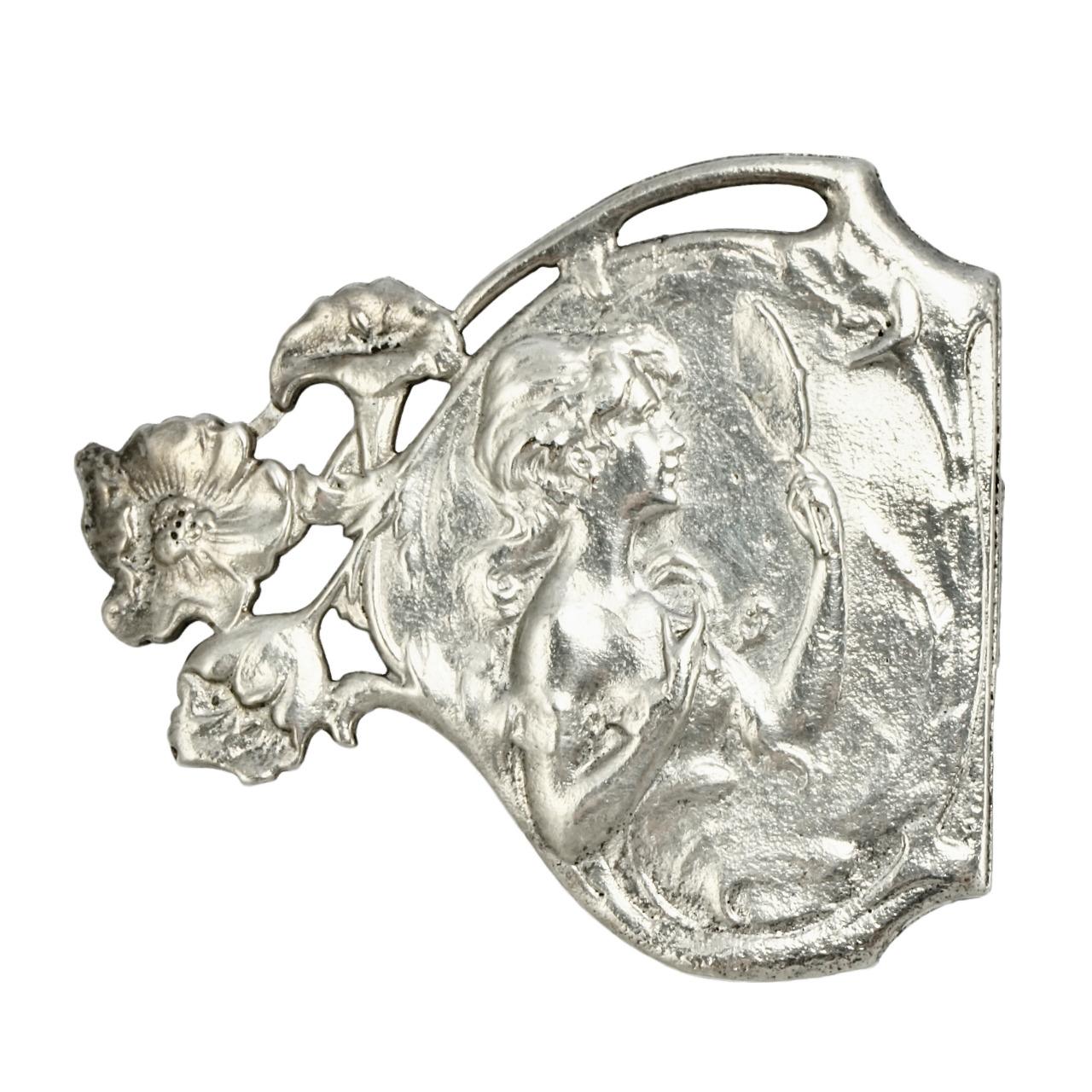 Versilberte Jugendstil-Revival-Gürtelschnalle mit schönem Blumen- und Damendesign. Messung  10,6 cm mal 4,1 Zoll und 4,7 cm mal 1,85 Zoll. 

Diese schöne Jugendstil-Gürtelschnalle stammt aus den 1970er Jahren.