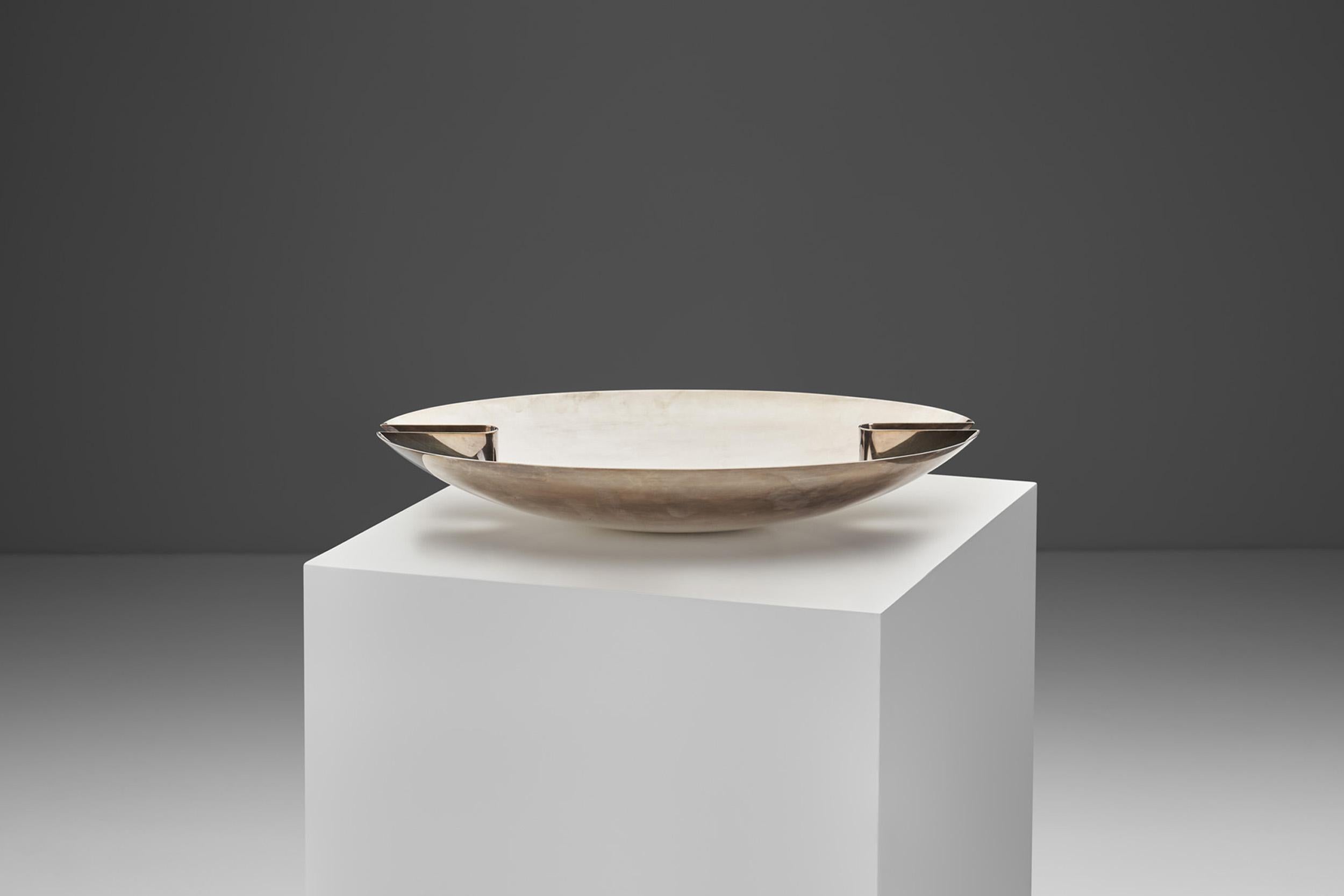 This “Baja” centrepiece bowl was designed in 1976 by the pre-eminent figure of modern Italian silver and metalware design, Lino Sabattini. The designer’s expansive and diverse body of work is marked by its strength and boldness, whether in dynamic