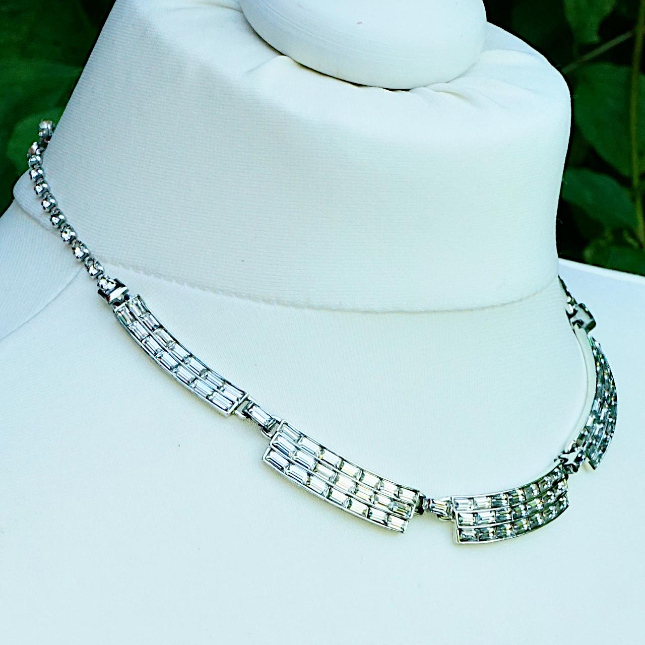 Silver Plated Bar Link Rhinestone Necklace circa 1950s In Good Condition For Sale In London, GB