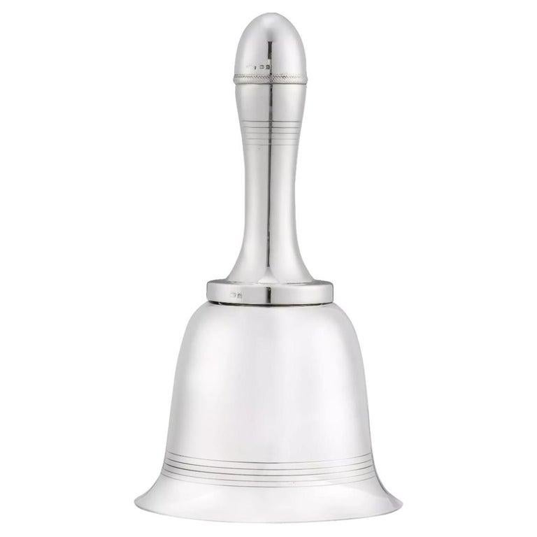 Ein versilberter Cocktail Shaker in Form einer Glocke. In den 1930er Jahren gab Asprey's eine Reihe von Cocktail-Shakern in verschiedenen neuartigen Designs in Auftrag. Der Bell Cocktail Shaker wurde als The Joy-Bell vermarktet und damals als 