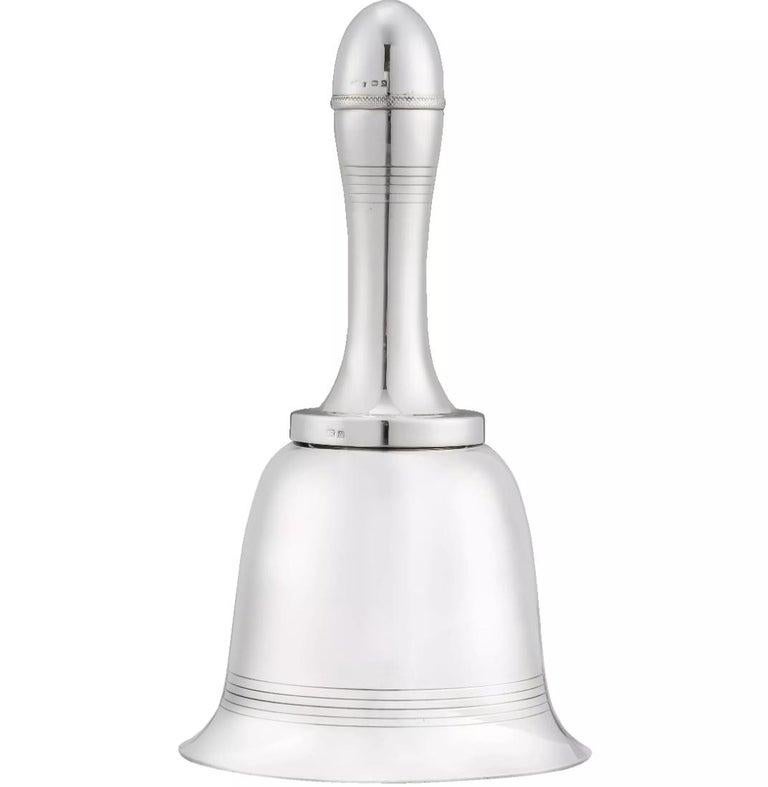 Versilberter „Bell“-Cocktailshaker (Britisch) im Angebot