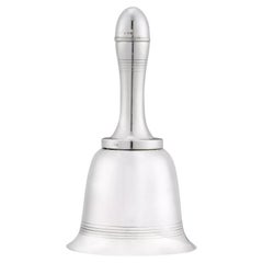 Versilberter „Bell“-Cocktailshaker