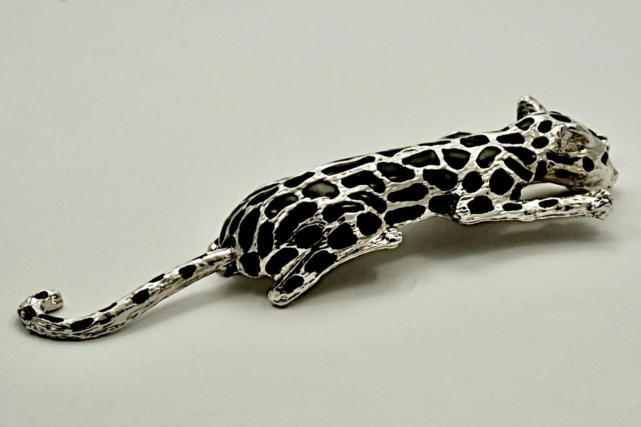 Broche léopard chat en émail noir plaqué argent avec yeux en strass noir Unisexe en vente