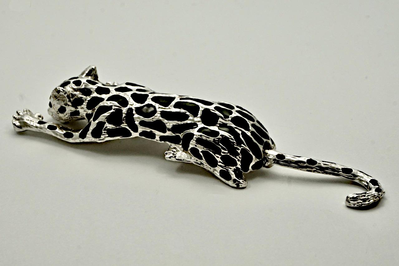 Broche léopard chat en émail noir plaqué argent avec yeux en strass noir en vente 1