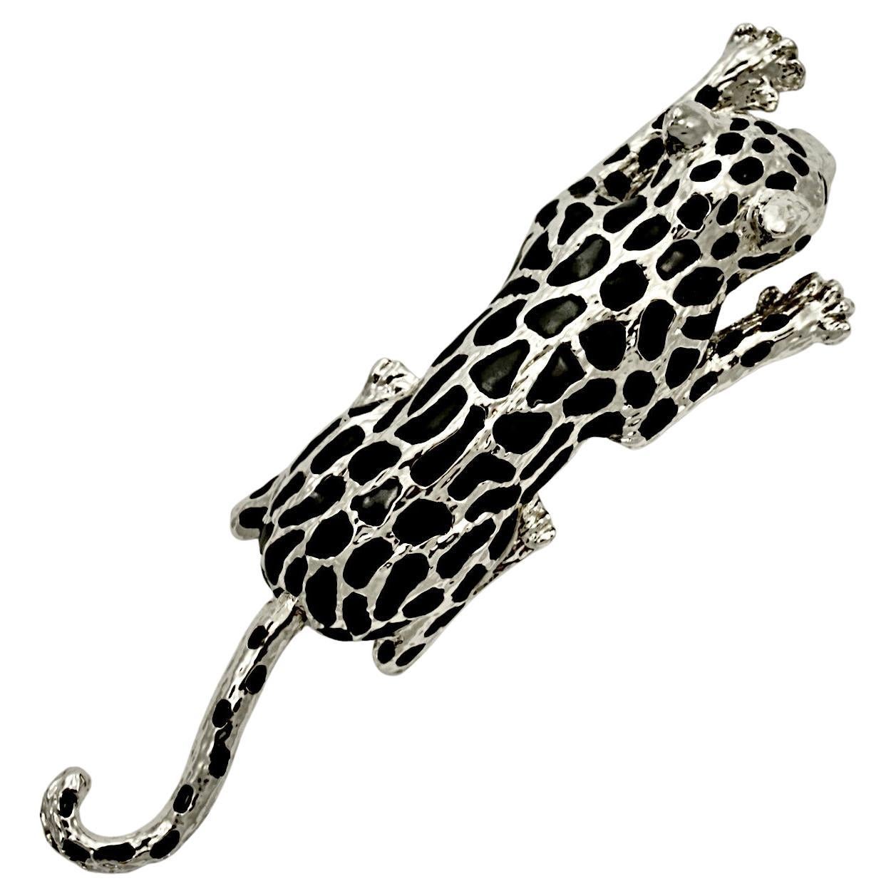 Broche léopard chat en émail noir plaqué argent avec yeux en strass noir en vente