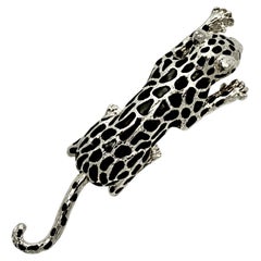 Broche léopard chat en émail noir plaqué argent avec yeux en strass noir