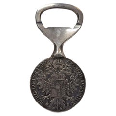 Apribottiglie placcato argento con un tallero di Maria Teresa – Austria 1950
