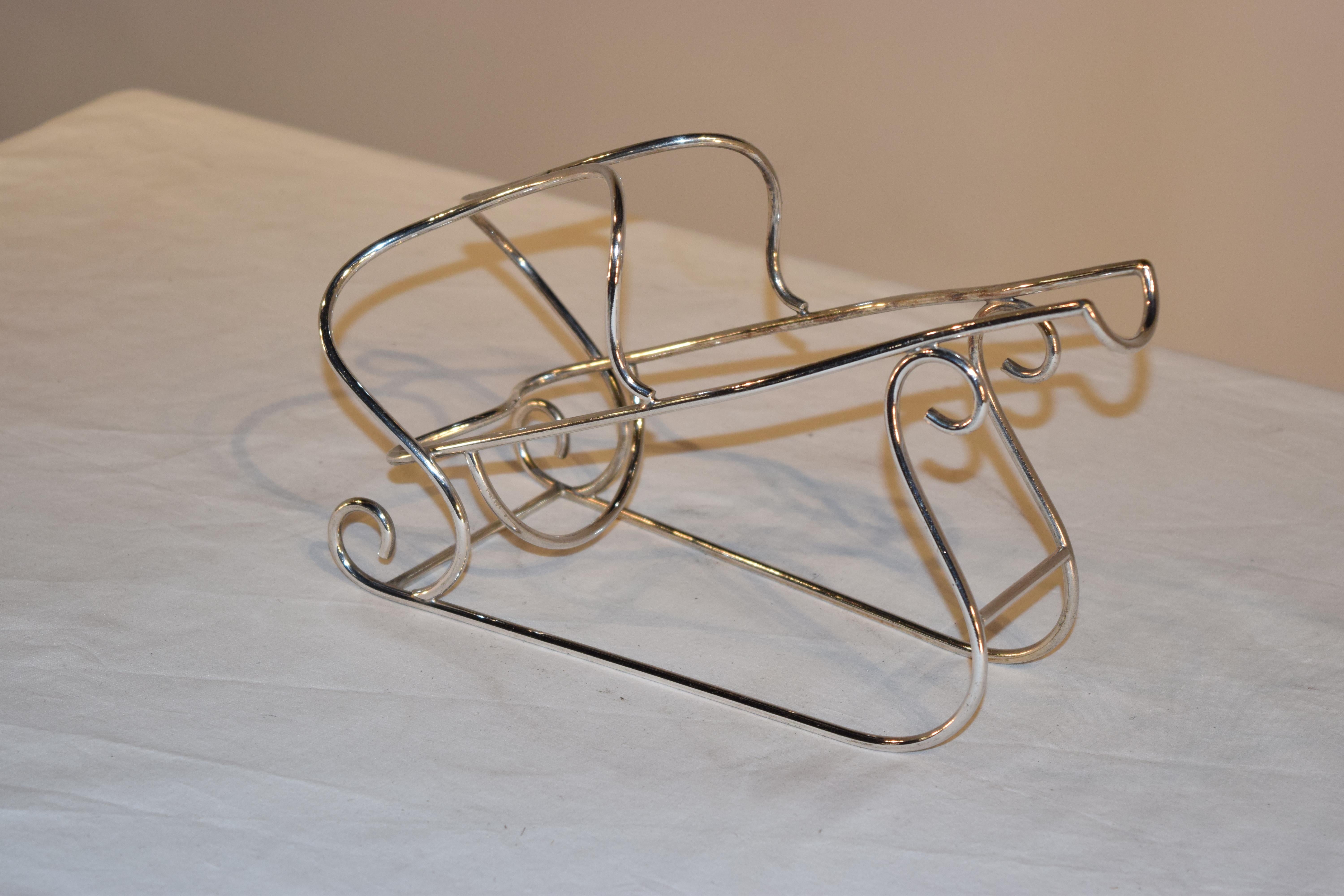 Versilberter, geformter Flaschenhalter. Hübsche Form, um 1950.