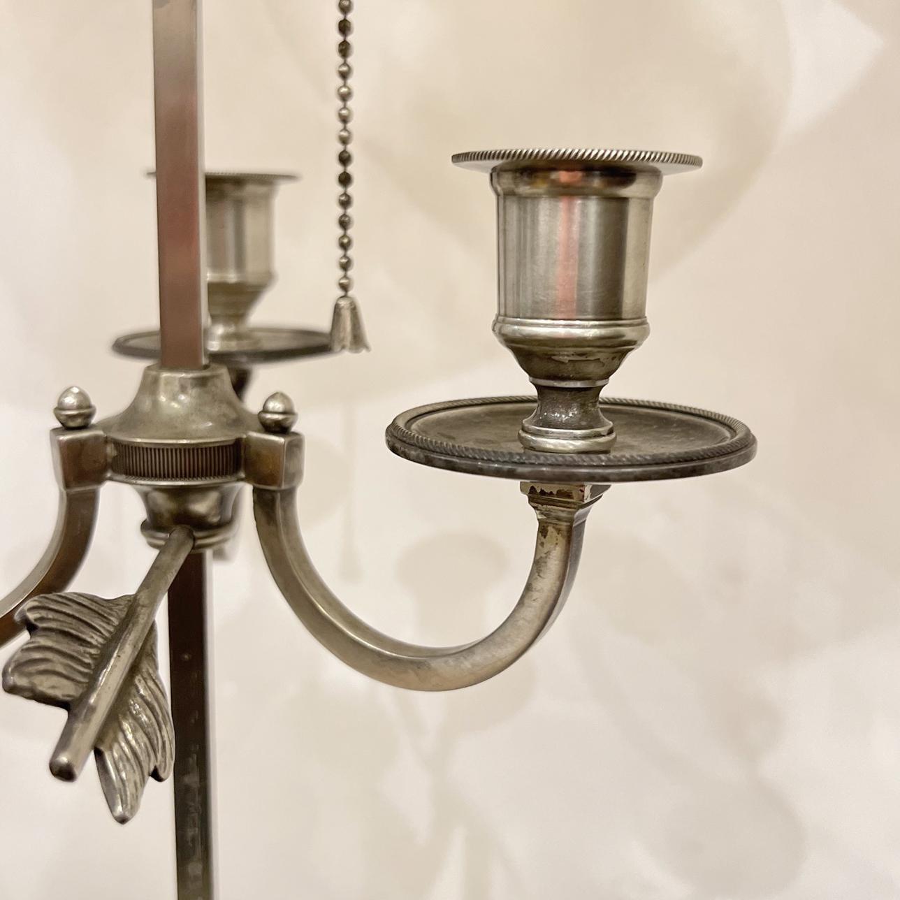 Français Lampe Bouillotte en métal argenté avec abat-jour en tôle en vente