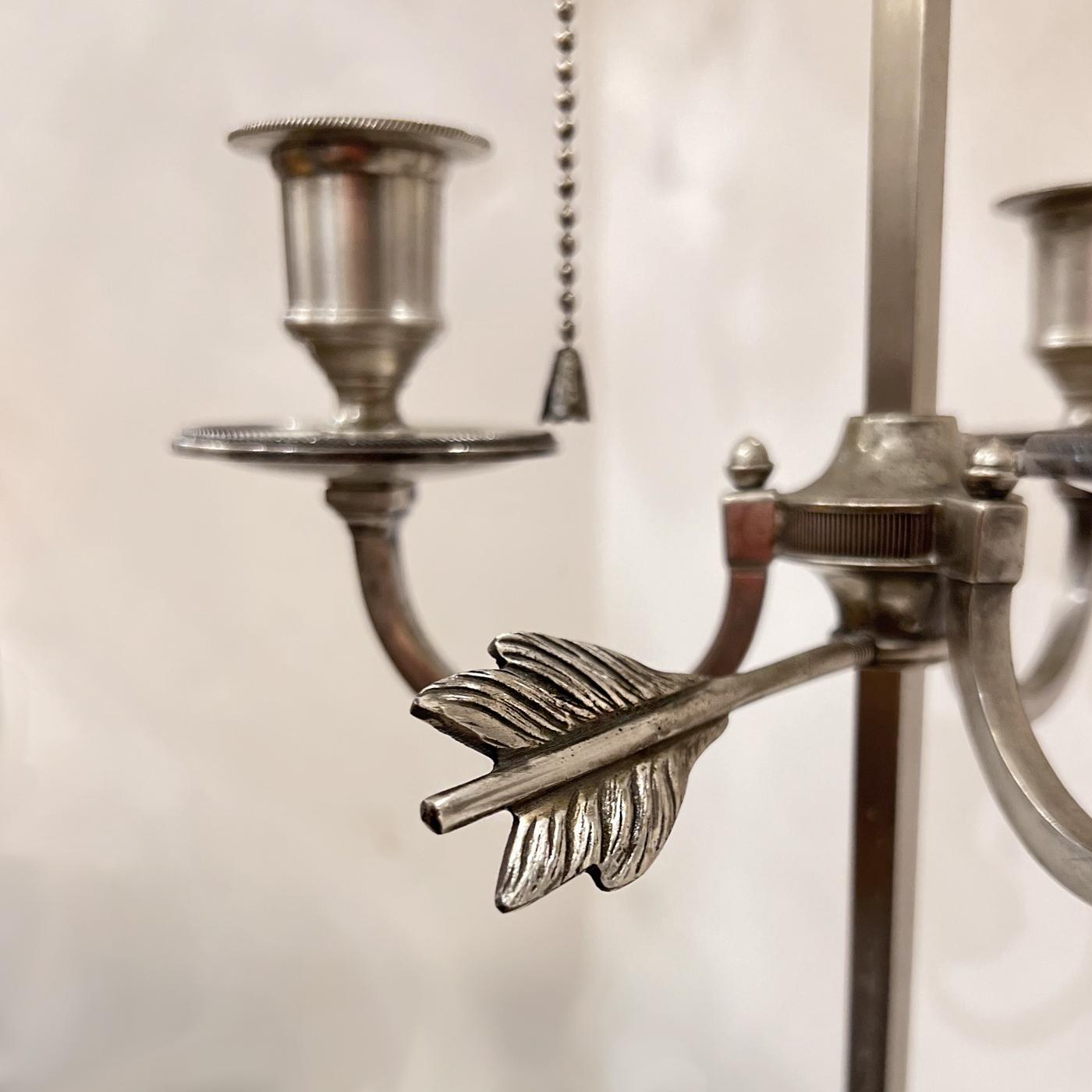 Lampe Bouillotte en métal argenté avec abat-jour en tôle Bon état - En vente à New York, NY