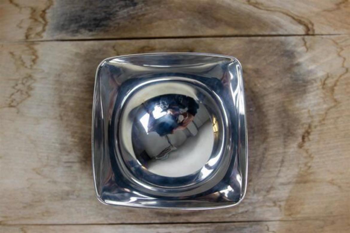 The silver-plated metal bowl by Ward Bennett Design from the 1960s radiates a timeless elegance.
Good condition.
Dimensions: 11 x 11 x 8.7 cm.

Ward Bennett also known as Howard E. Bennett (November 17, 1917-August 13, 2003) was an American