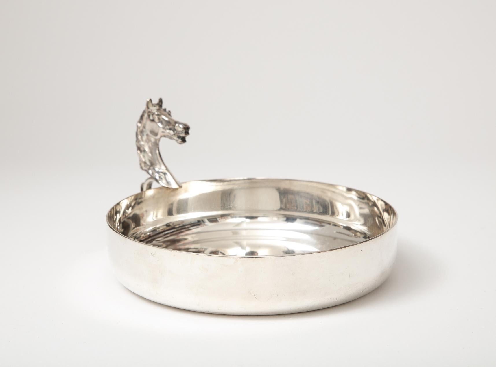 Elegante ciotola d'argento che richiama lo stile di Hermes, accentuato da una sorprendente decorazione a testa di cavallo.