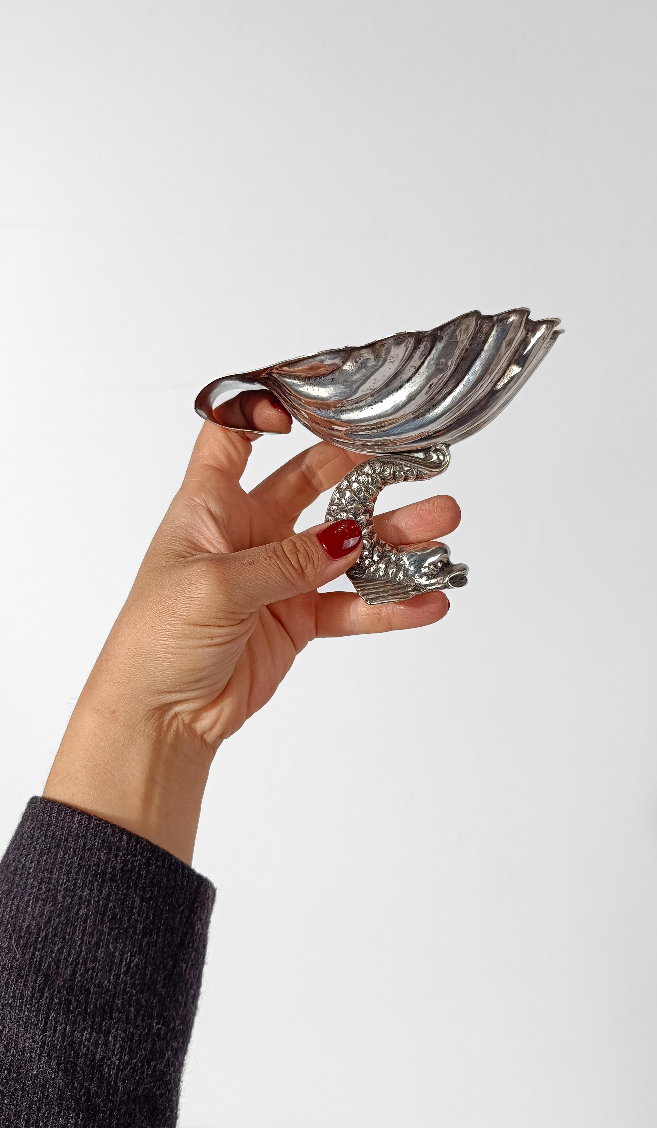 Versilberte Schale / Vide Poche in Muschelform auf einem Triton-Delfin erhaben im Angebot 3