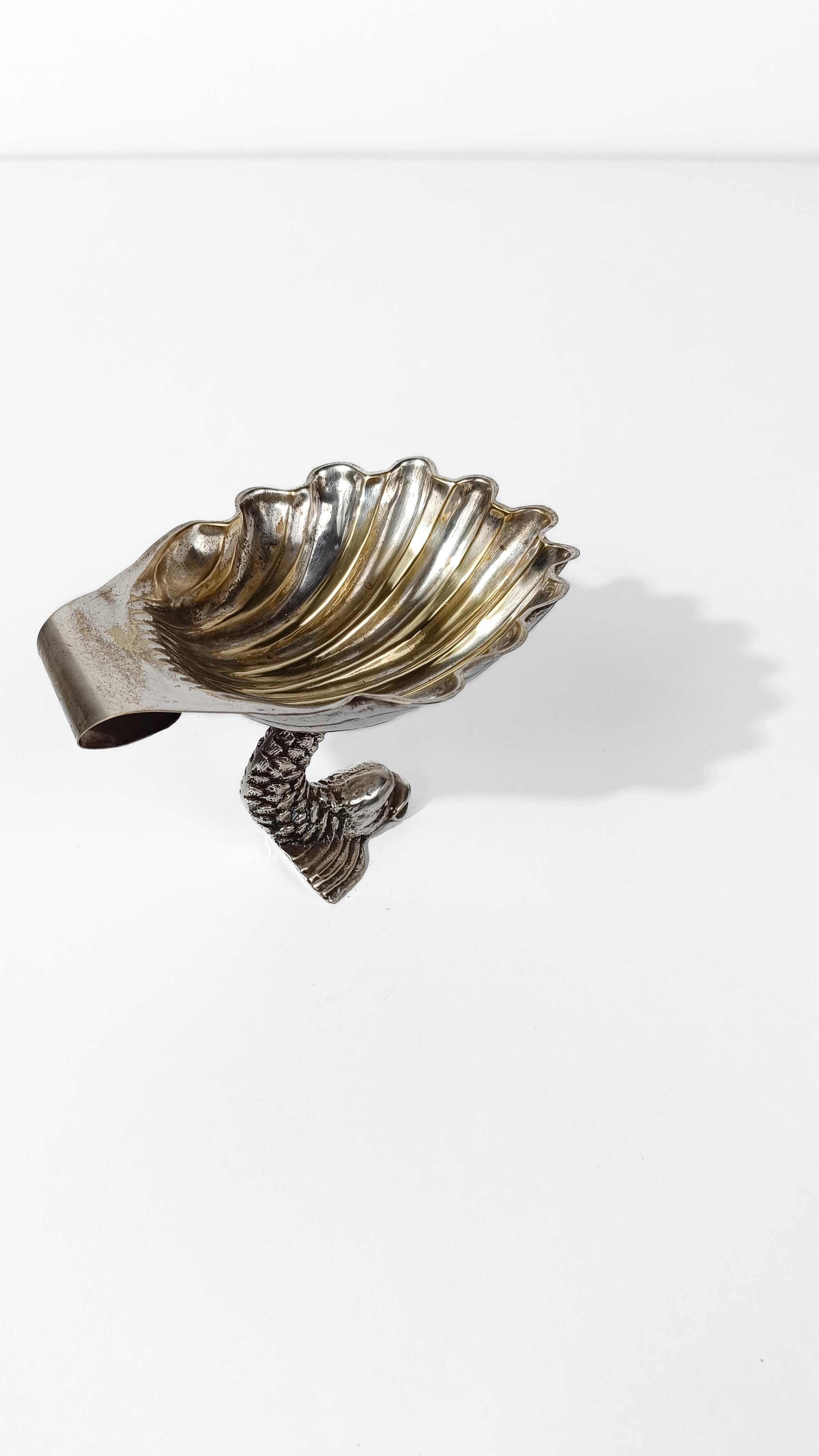 Versilberte Schale / Vide Poche in Muschelform auf einem Triton-Delfin erhaben im Angebot 1