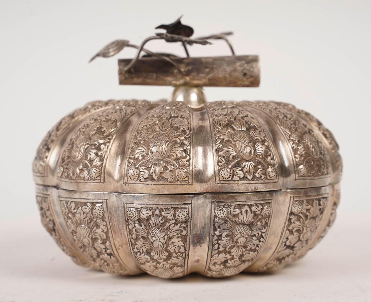 Silver plated box, 19th century, Napoleon III period.

A silver-plated pumpkin-shaped box, 19th century, Napoleon III period.
H: 11cm, D: 13cm