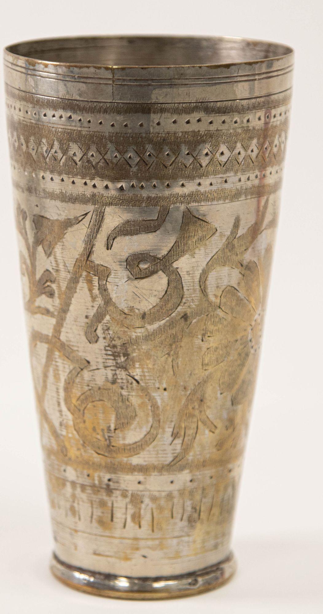 Versilberte Messing gravierte Becher oder Vase aus Indien (20. Jahrhundert) im Angebot