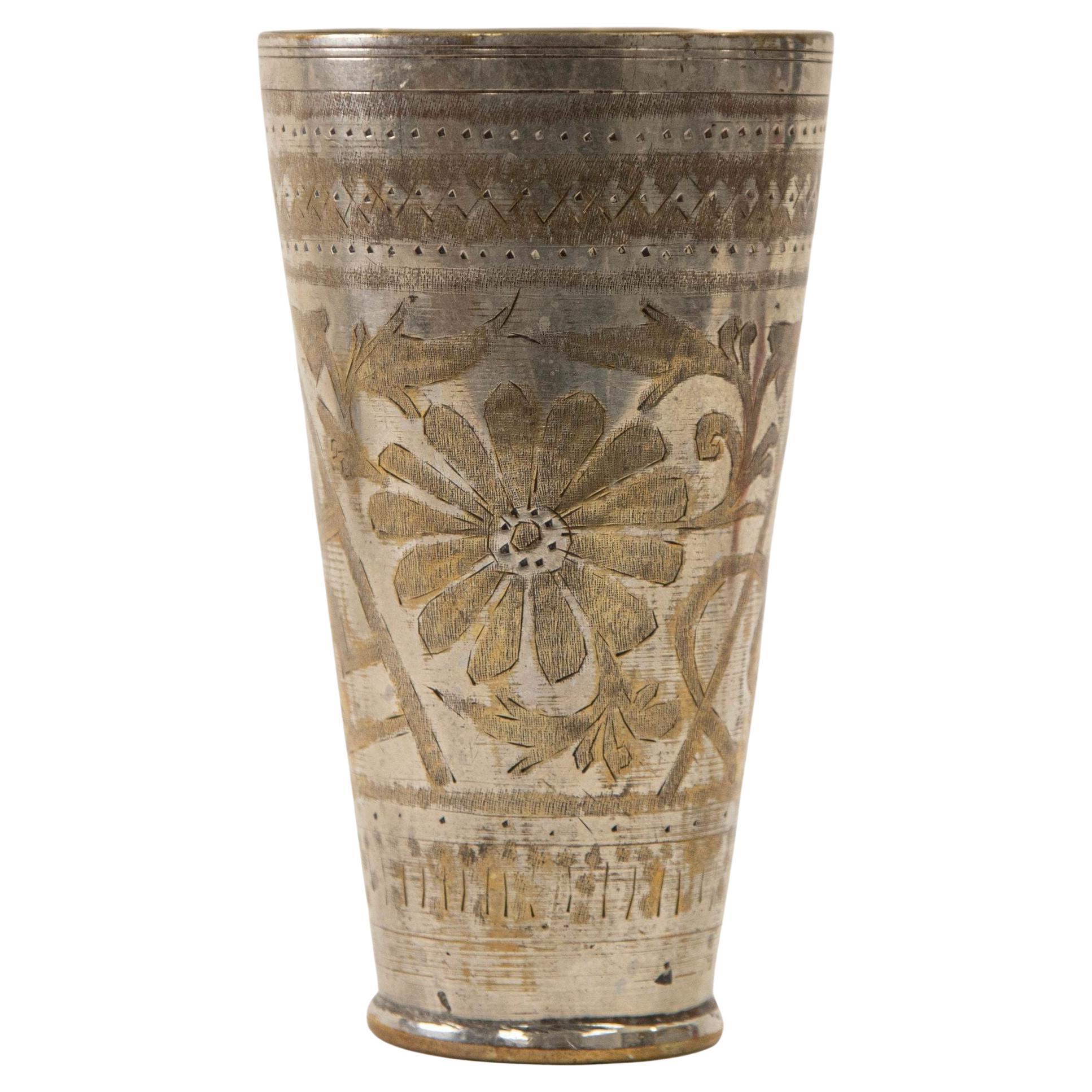 Gobelet ou vase en laiton plaqué argent gravé d'Inde