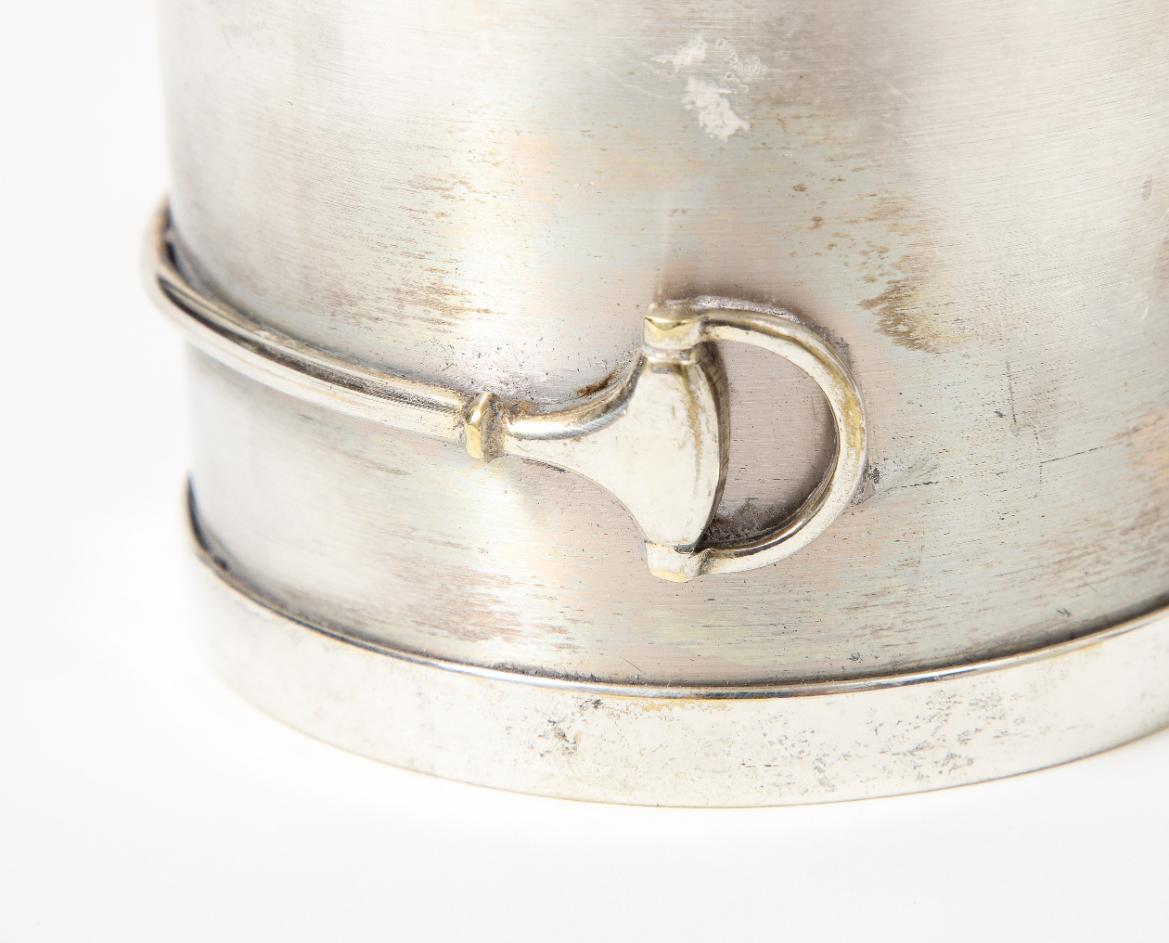 Latón plateado, caja redonda decorada con un bocado de caballo de Gucci, Italia, c. 1970 Glaseado en venta