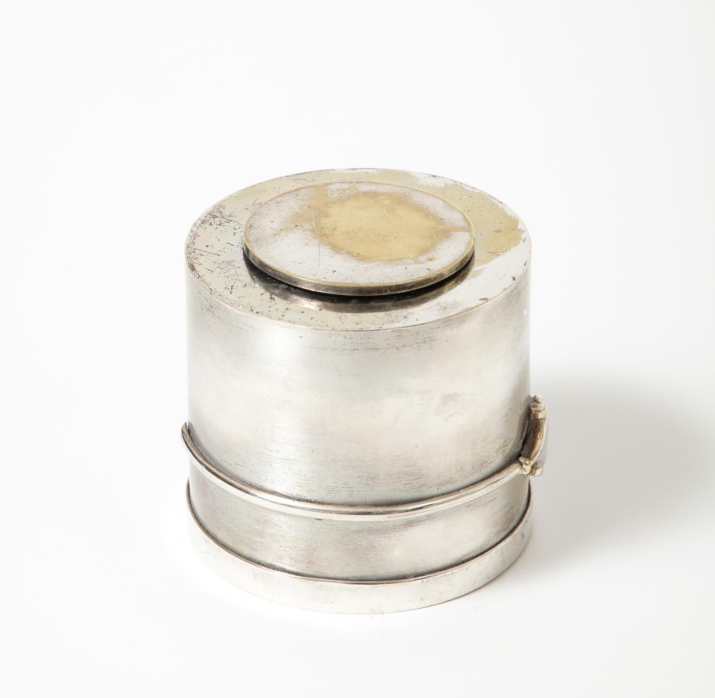 Latón plateado, caja redonda decorada con un bocado de caballo de Gucci, Italia, c. 1970 finales del siglo XX en venta