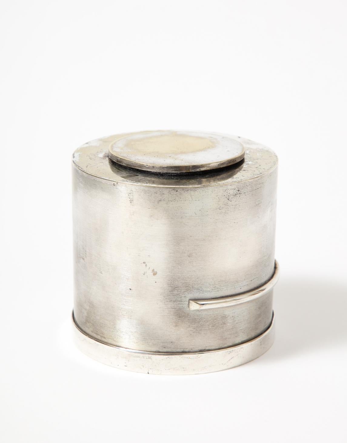 Latón plateado, caja redonda decorada con un bocado de caballo de Gucci, Italia, c. 1970 Silver en venta