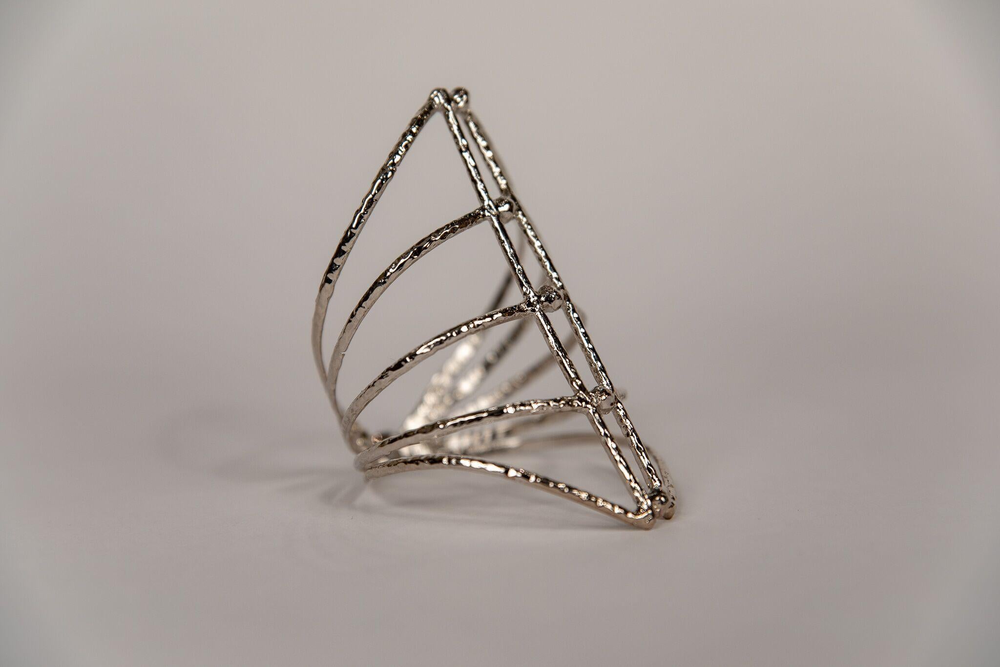 I bracciali sono fusi in bronzo con la tecnica della cera persa e placcati in argento.

Gli ordini personalizzati sono benvenuti.