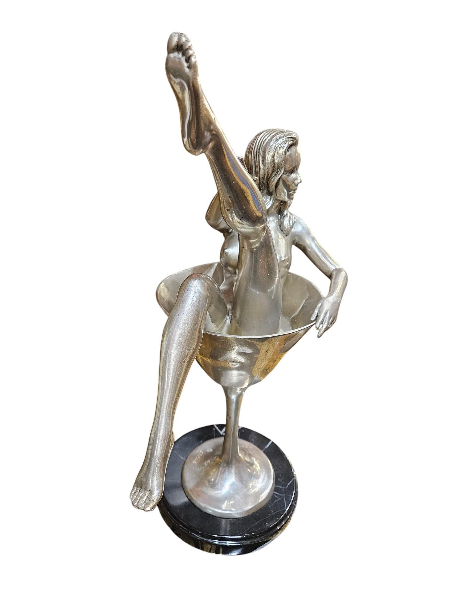Art Déco Bronzo placcato argento di una ballerina di Burlesque in un bicchiere di Champagne in vendita