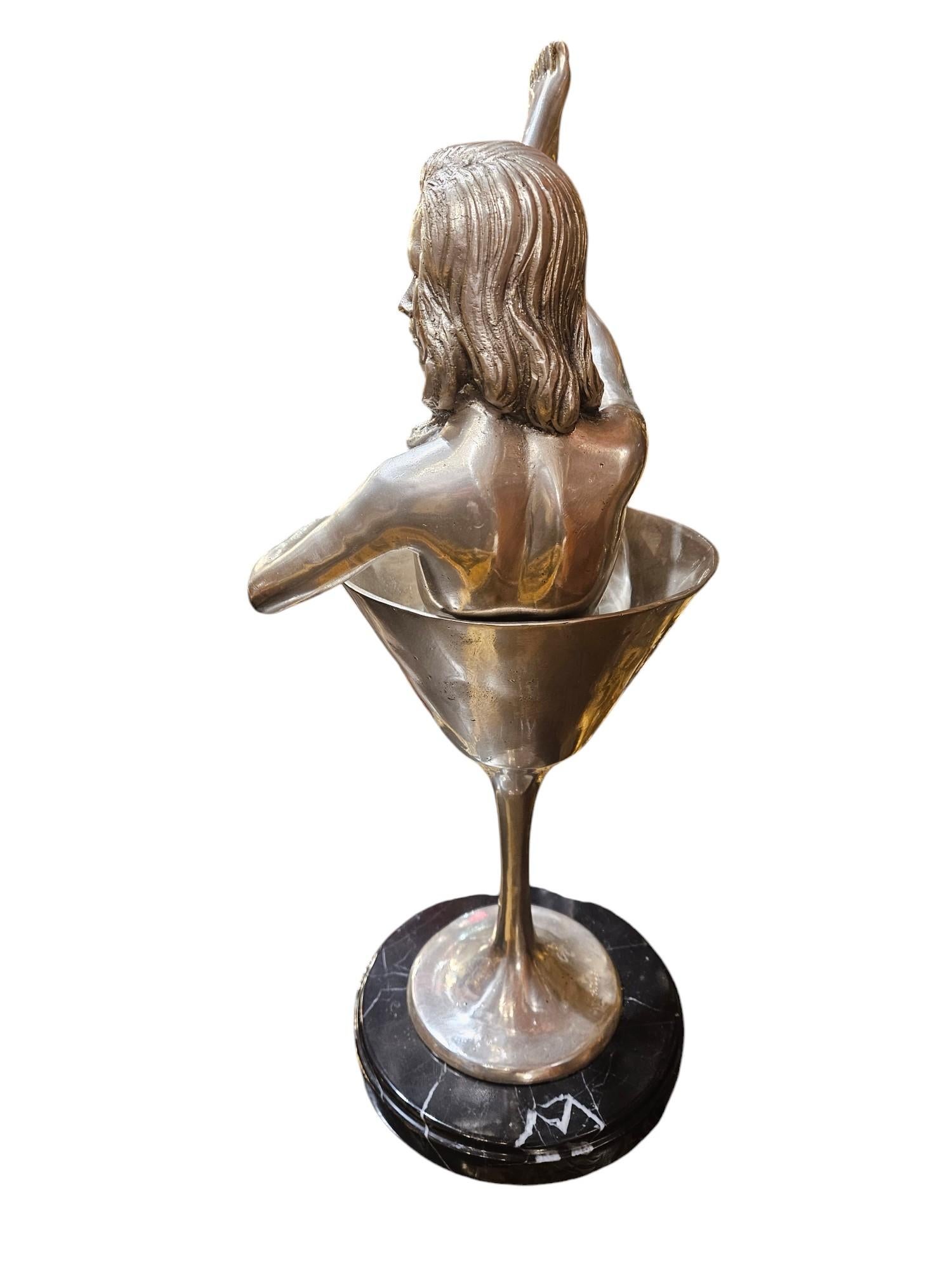 Sconosciuto Bronzo placcato argento di una ballerina di Burlesque in un bicchiere di Champagne in vendita