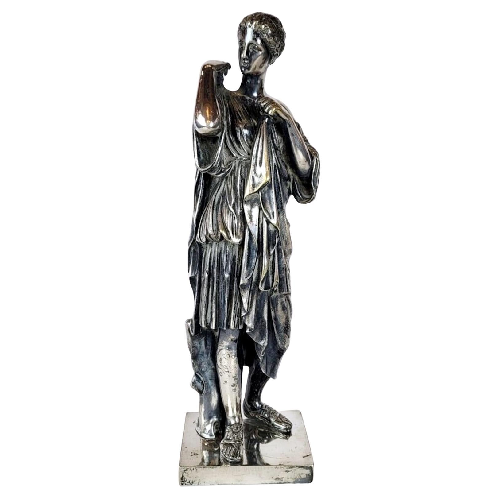 Escultura de bronce plateado que representa a Diane De Gabie
