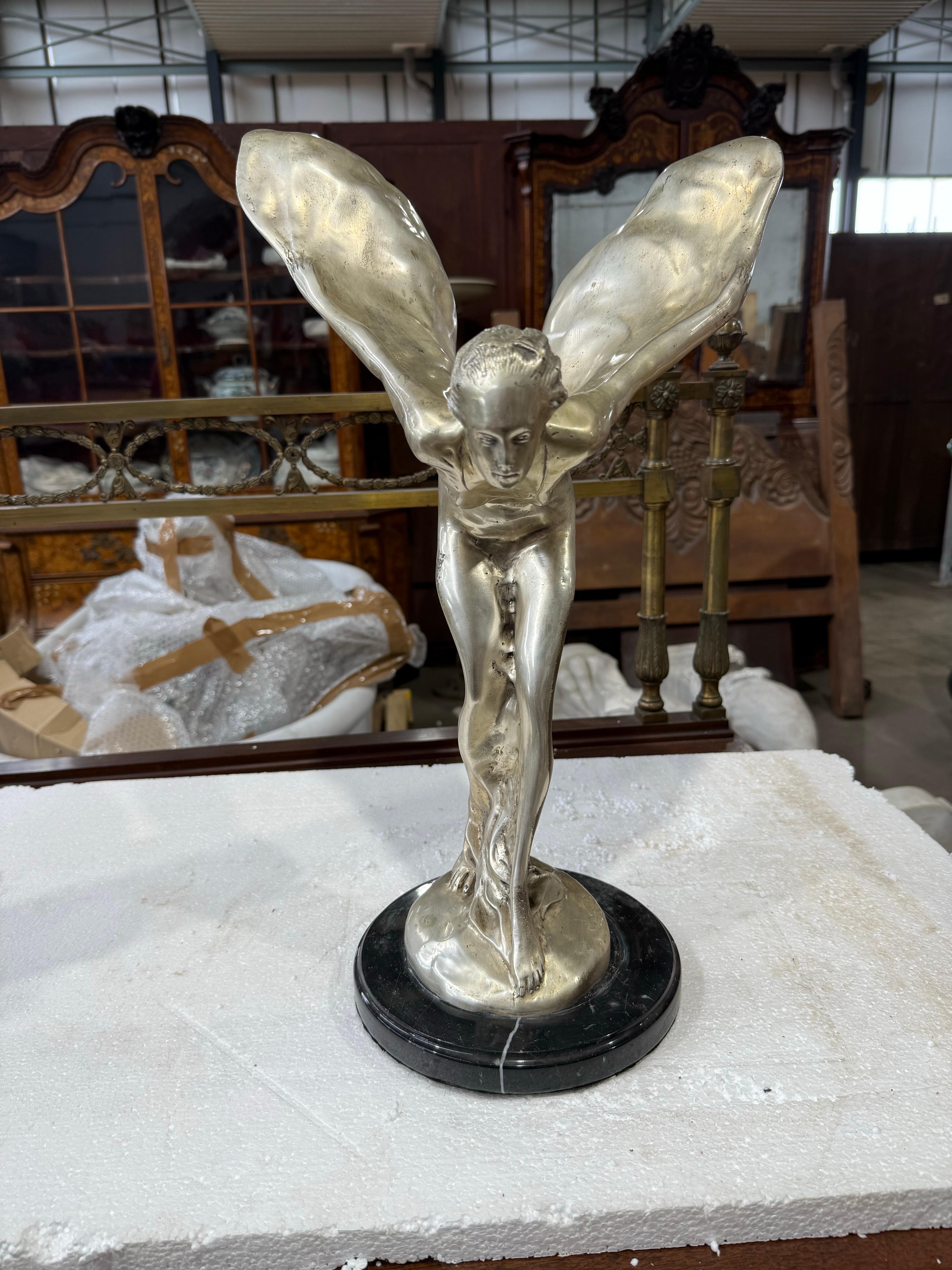 Una straordinaria riproduzione in bronzo argentato dello Spirito dell'Estasi, l'iconica figura originariamente creata da Charles Sykes per Rolls Royce nel 1911. Raffigurando un'aggraziata forma femminile protesa in avanti con vesti fluenti che