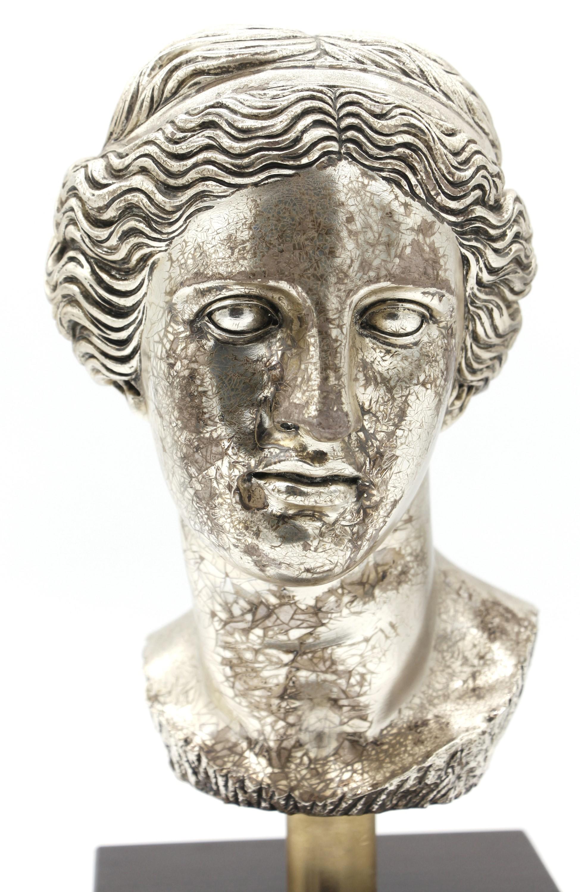 Le buste de la déesse Vénus est en bronze argenté monté sur bois. La tête tourne sur la base. Le feutre bleu du dessous porte un autocollant estampillé Krisa. Fabriquées en Italie. Bon état avec une usure superficielle due à une utilisation