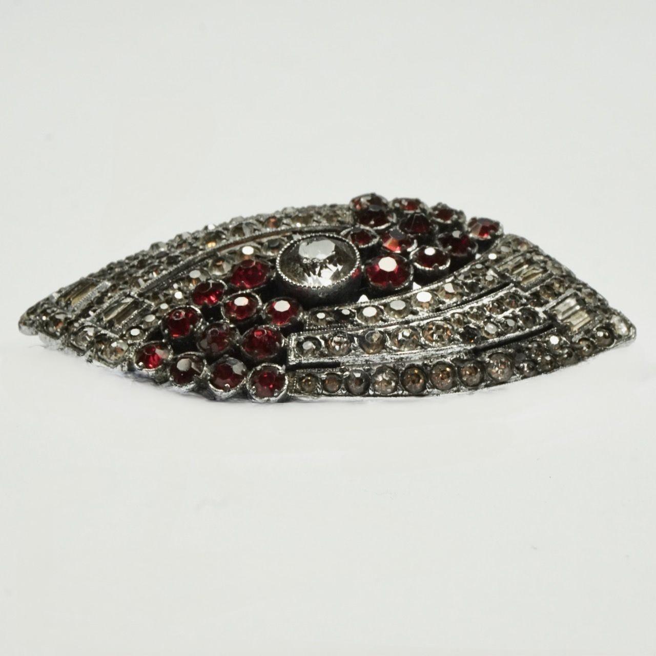 Broche argentée avec strasss rouges et ronds et baguettes Bon état - En vente à London, GB
