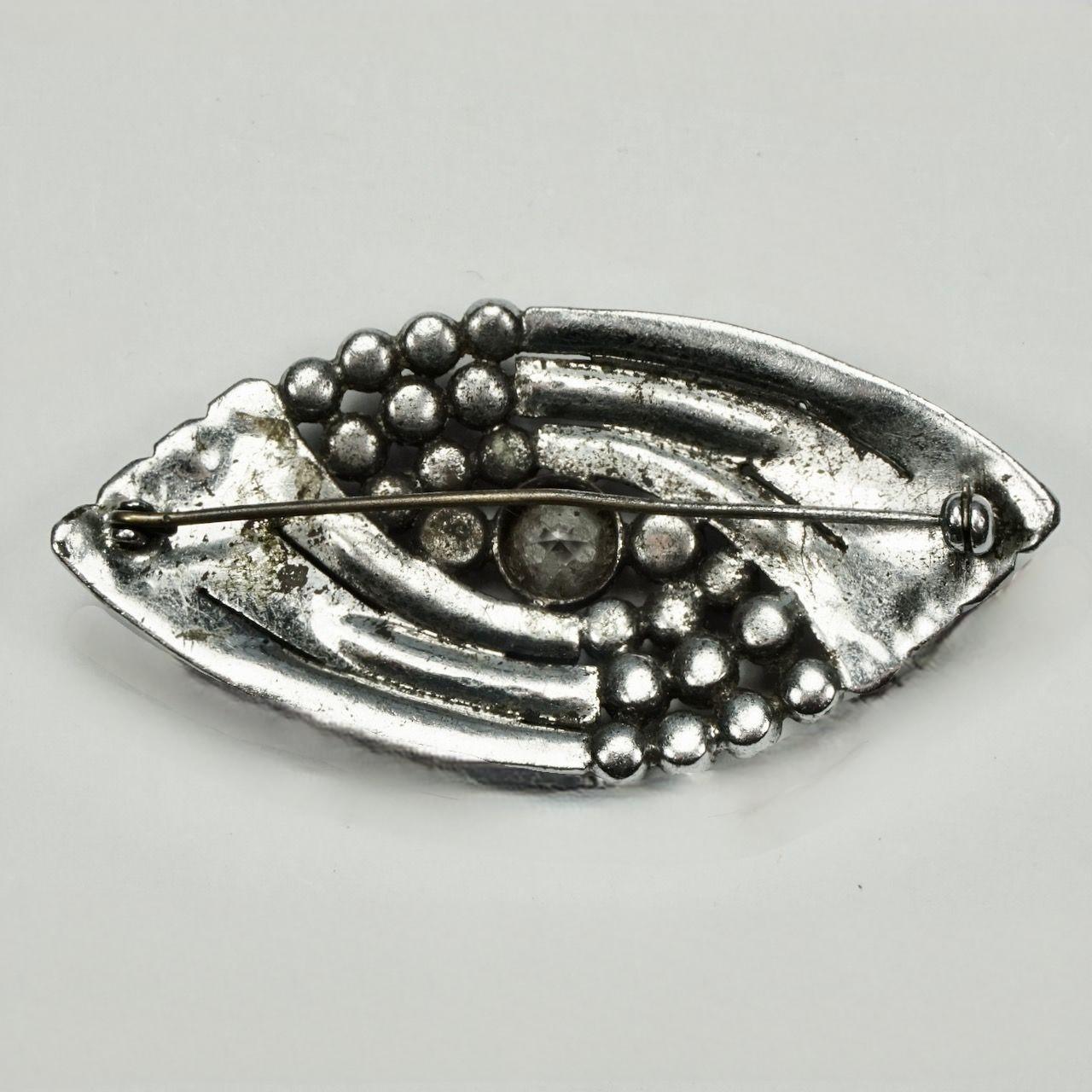 Broche argentée avec strasss rouges et ronds et baguettes Unisexe en vente