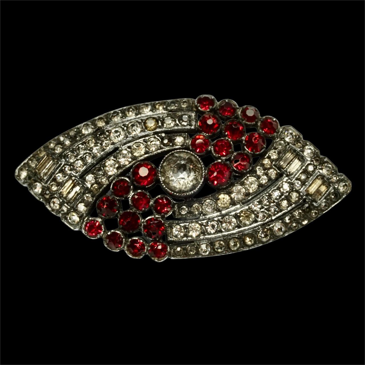 Broche argentée avec strasss rouges et ronds et baguettes en vente 1