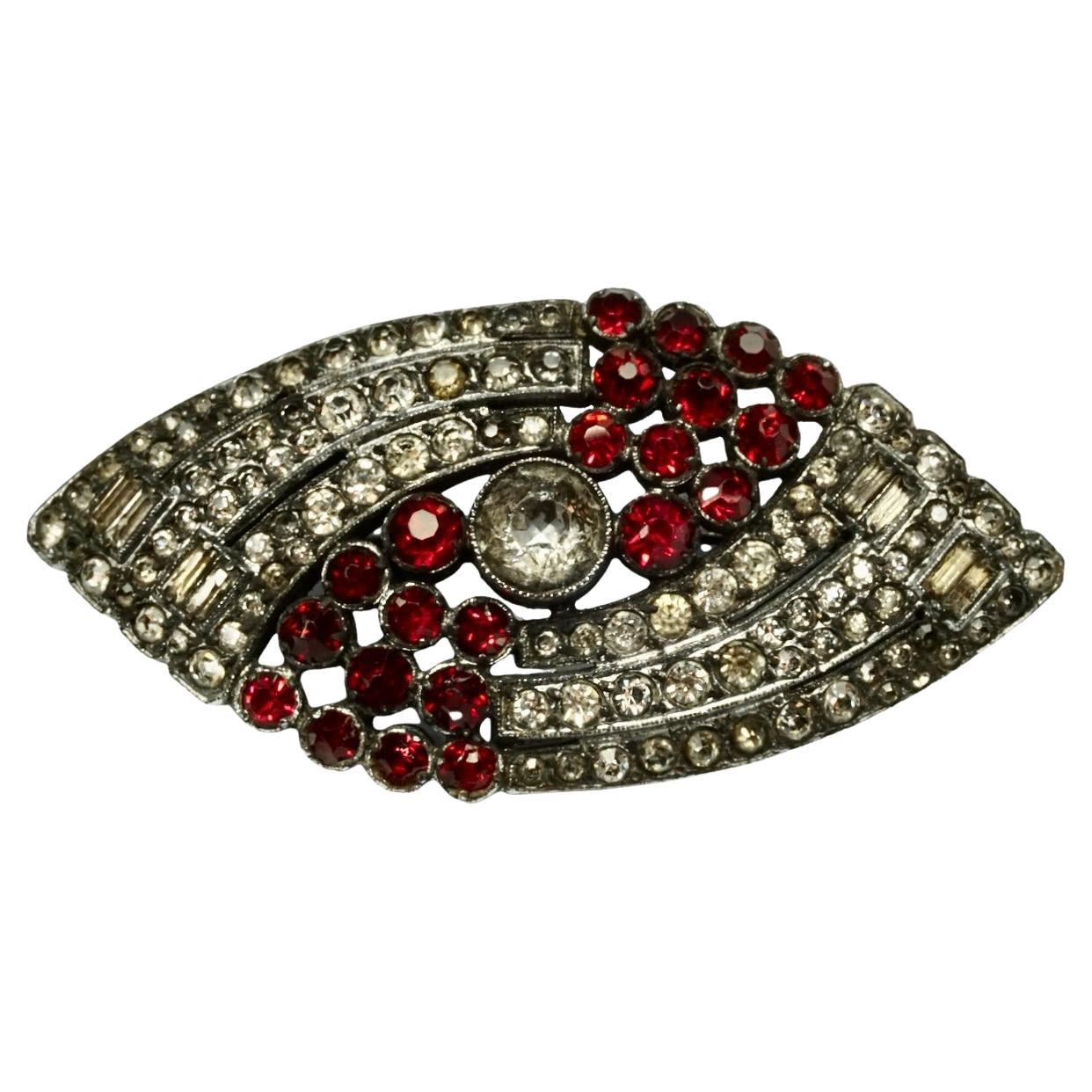 Broche argentée avec strasss rouges et ronds et baguettes
