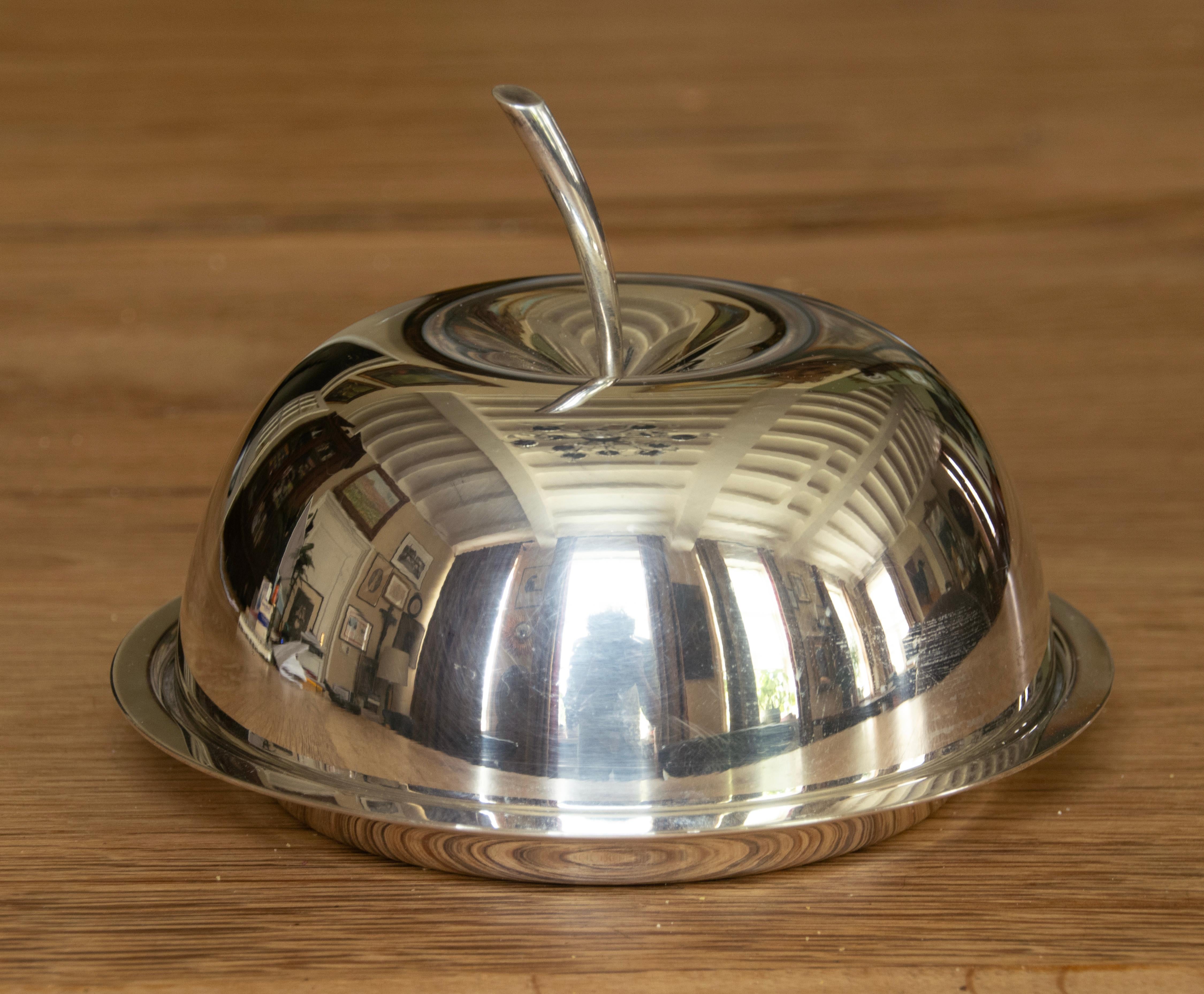 Preciosa mantequera plateada, fabricada por la marca francesa Christofle. Diseñado por Lino Sabattini.
La mantequera está en buen estado. Hermoso color y brillo.
Dimensiones: 10 cm de alto y Ø15 cm.
Envío gratuito a todo el mundo