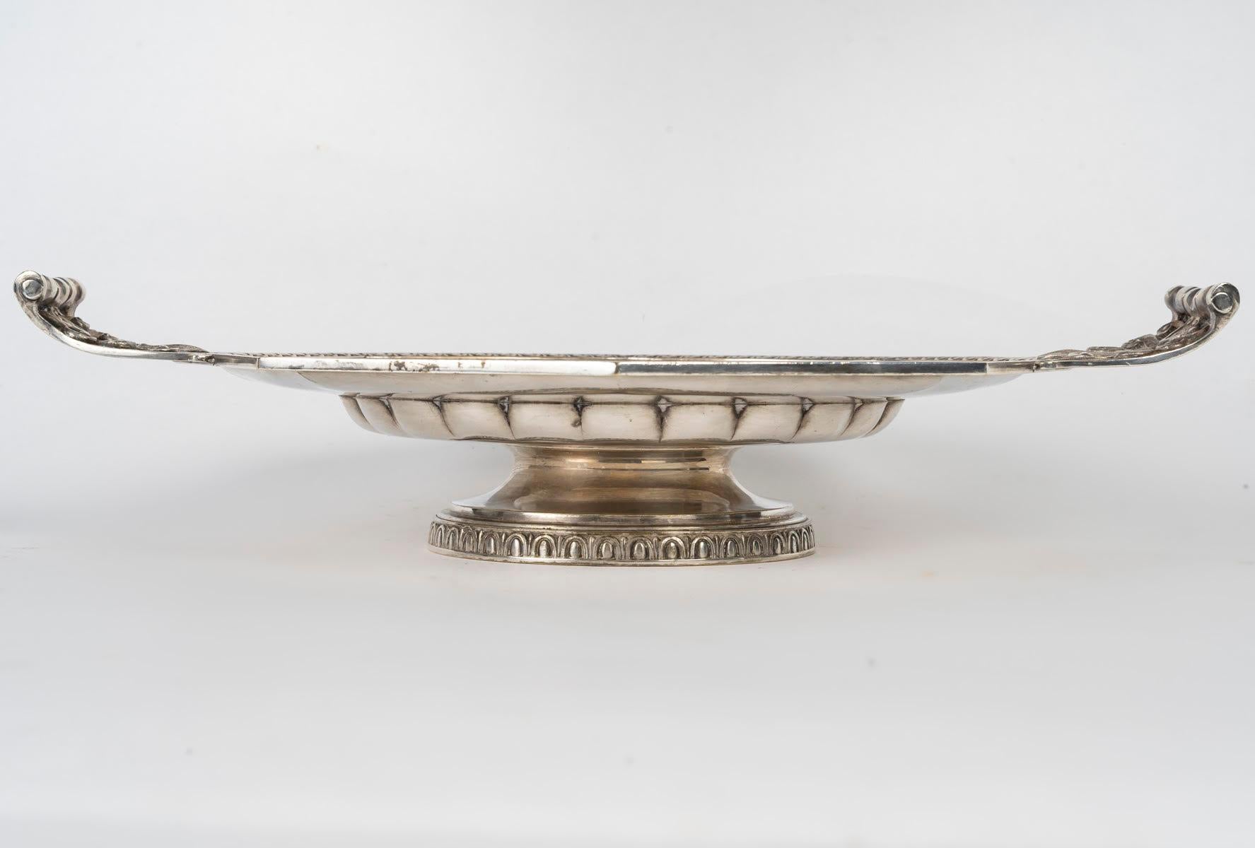 Tortiera in argento, periodo Napoleone III, XIX secolo.

Splendido servitore per torte del XIX secolo, risalente al periodo di Napoleone III, realizzato in metallo argentato.
H: 8,5 cm, L: 36 cm, P: 27,5 cm
