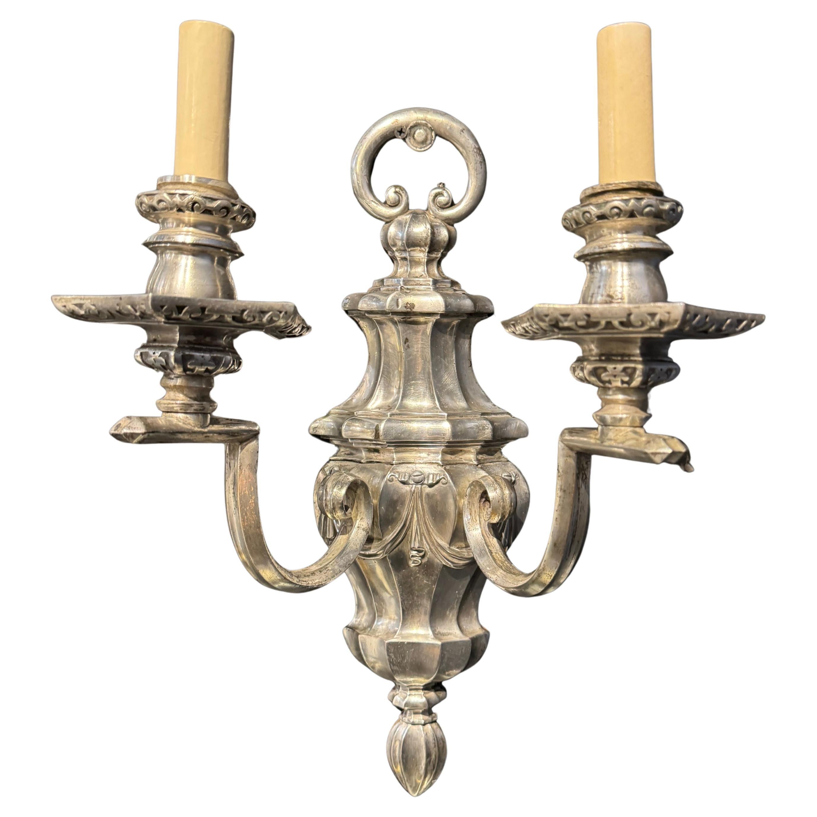 Coppia di appliques Caldwell in stile neoclassico del 1900 circa placcate in argento