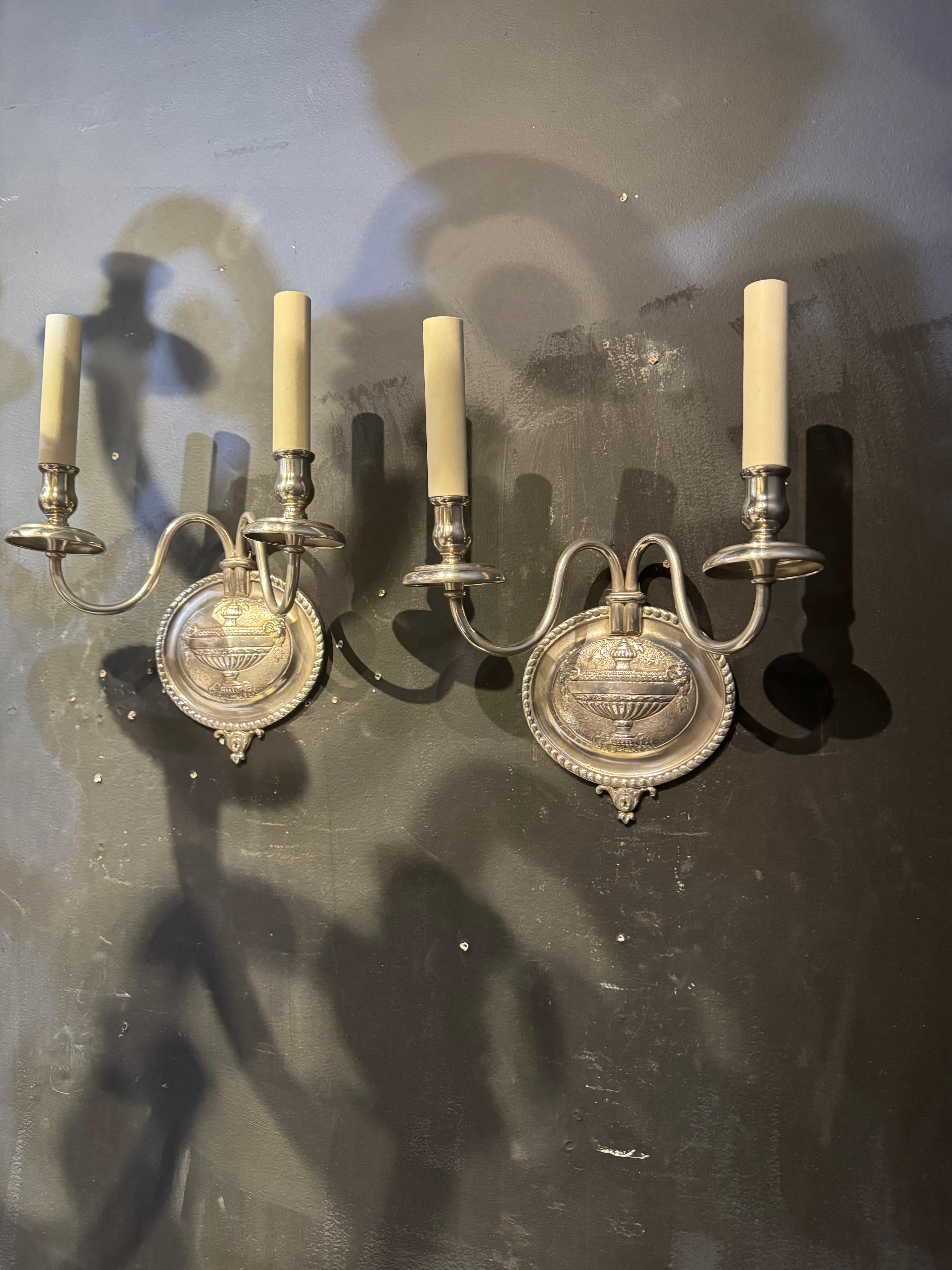 Applique Caldwell del 1900 placcate in argento con vaso e piastra a testa d'ariete. Nuovo cablaggio UL