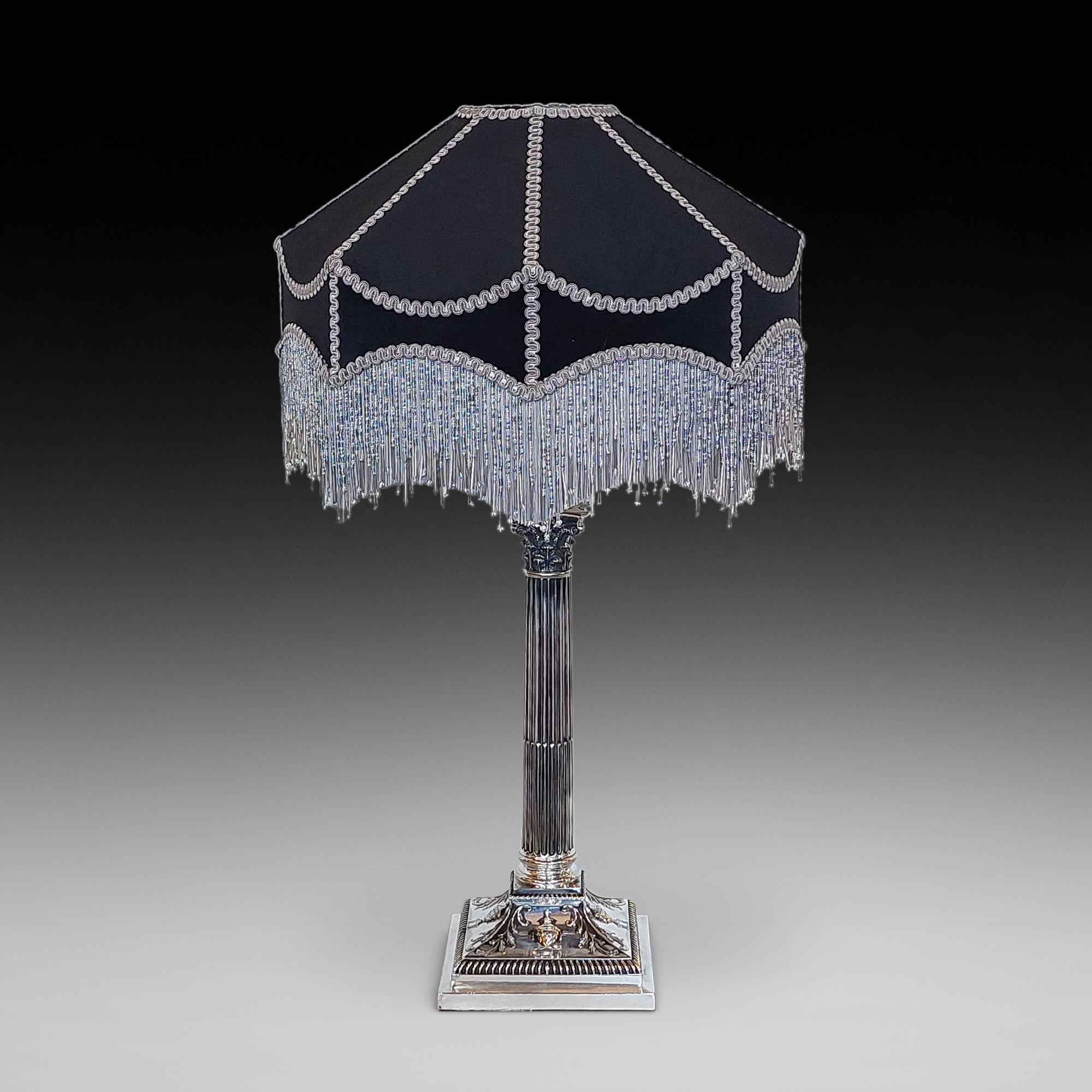Candeliere placcato in argento, convertito in lampada, di Thomas Bradbury & Sons Ltd., inizio XX secolo, modellato come una colonna corinzia impostata su una base quadrata a gradini con urna modellata in rilievo e motivi di foglie d'acanto - 16