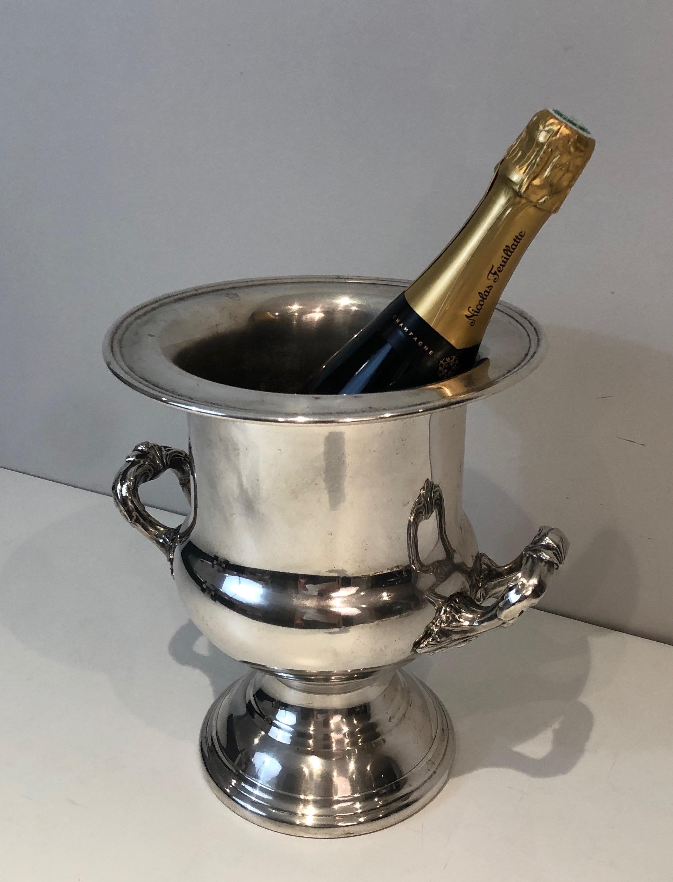 This nice champagne bucket is made of silver plated. This is a French work, circa 1900