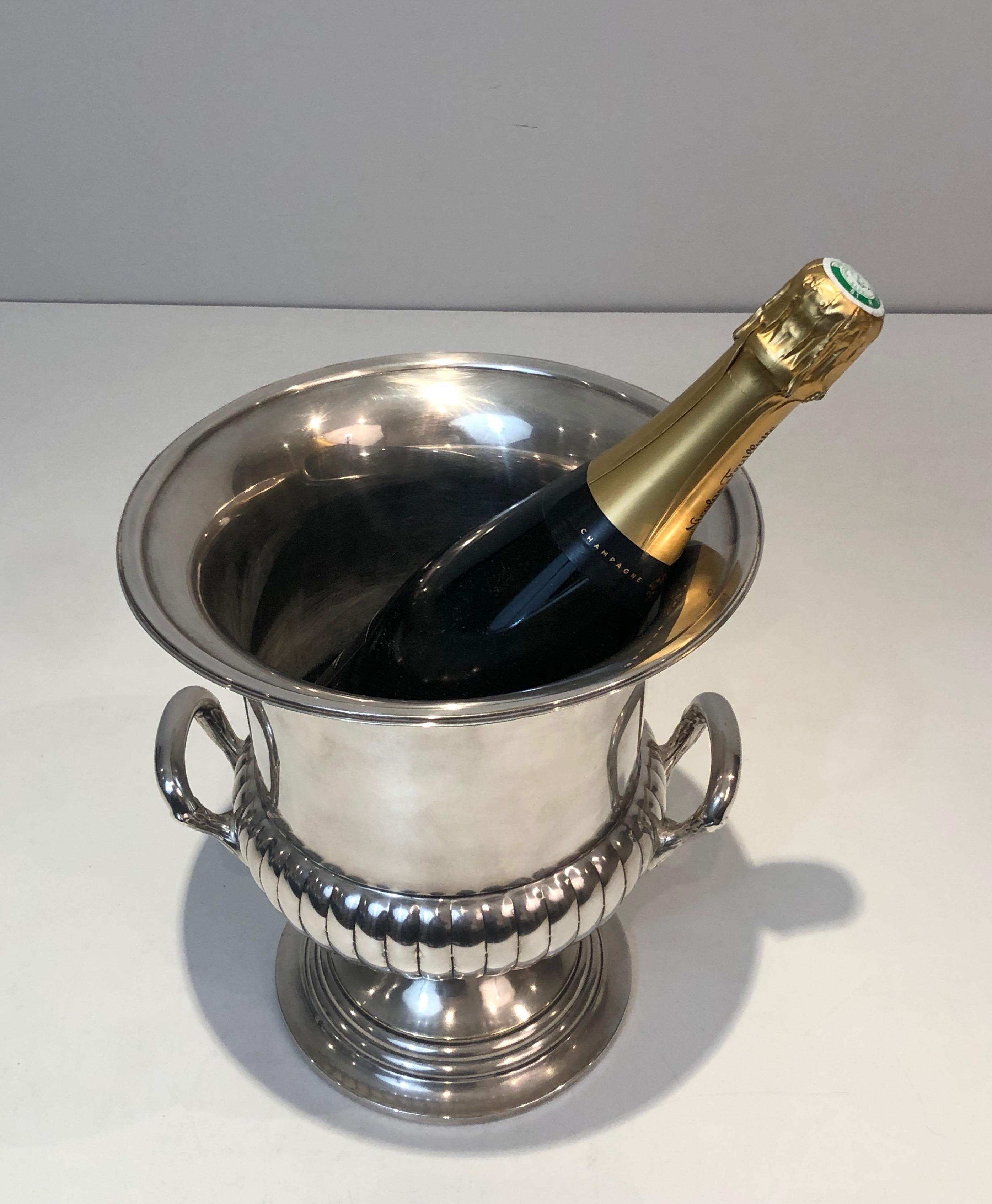 This nice champagne bucket is made of silver plated. This is a French work, circa 1900.
